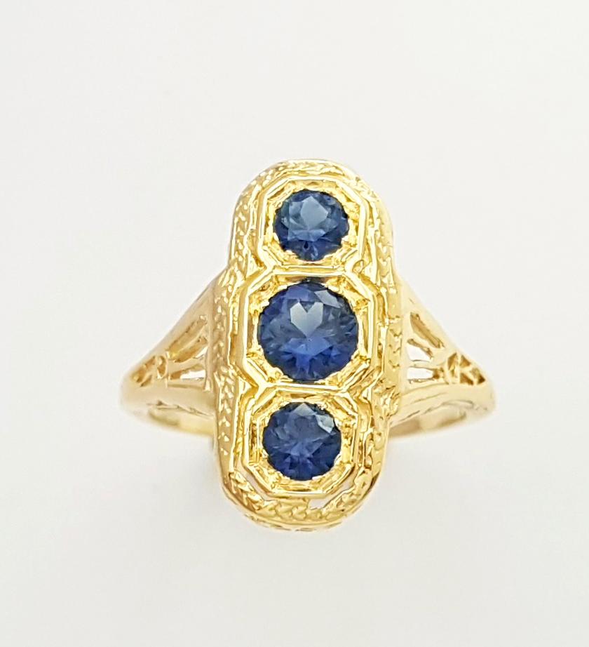Blue Sapphire Ring set in 14K Gold Settings For Sale 2