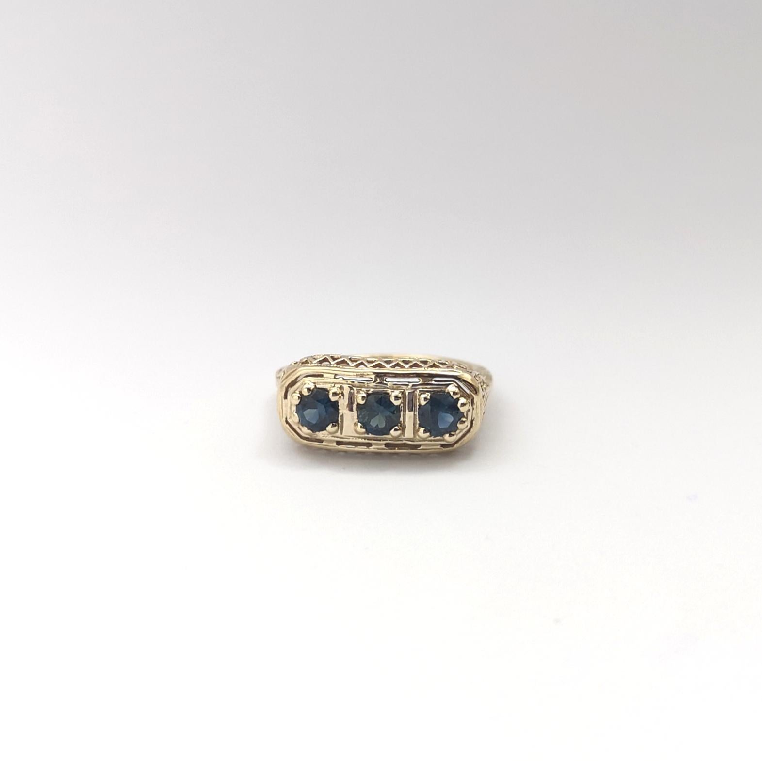 Bague en saphir bleu sertie d'or 14 carats en vente 2
