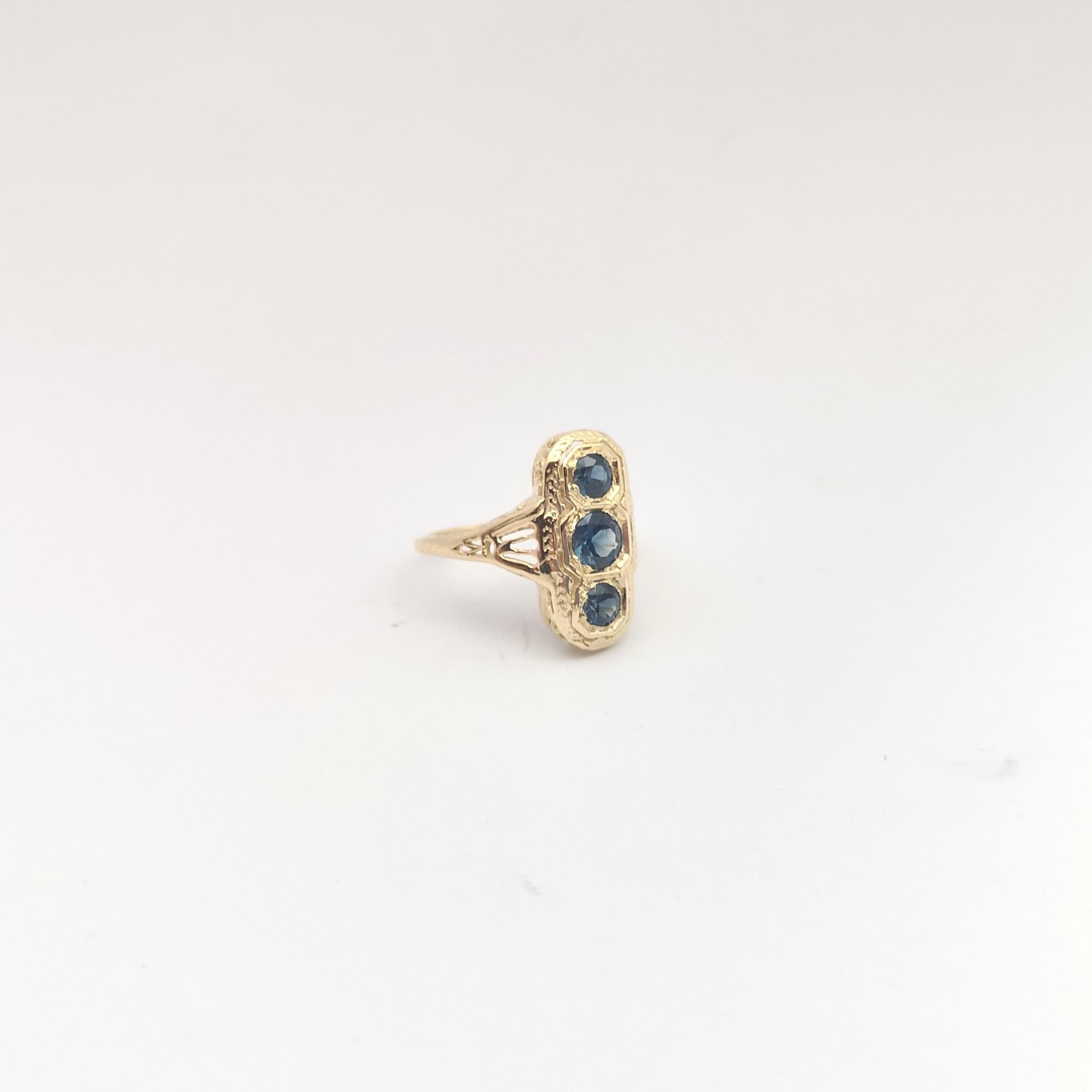 Blue Sapphire Ring set in 14K Gold Settings For Sale 3