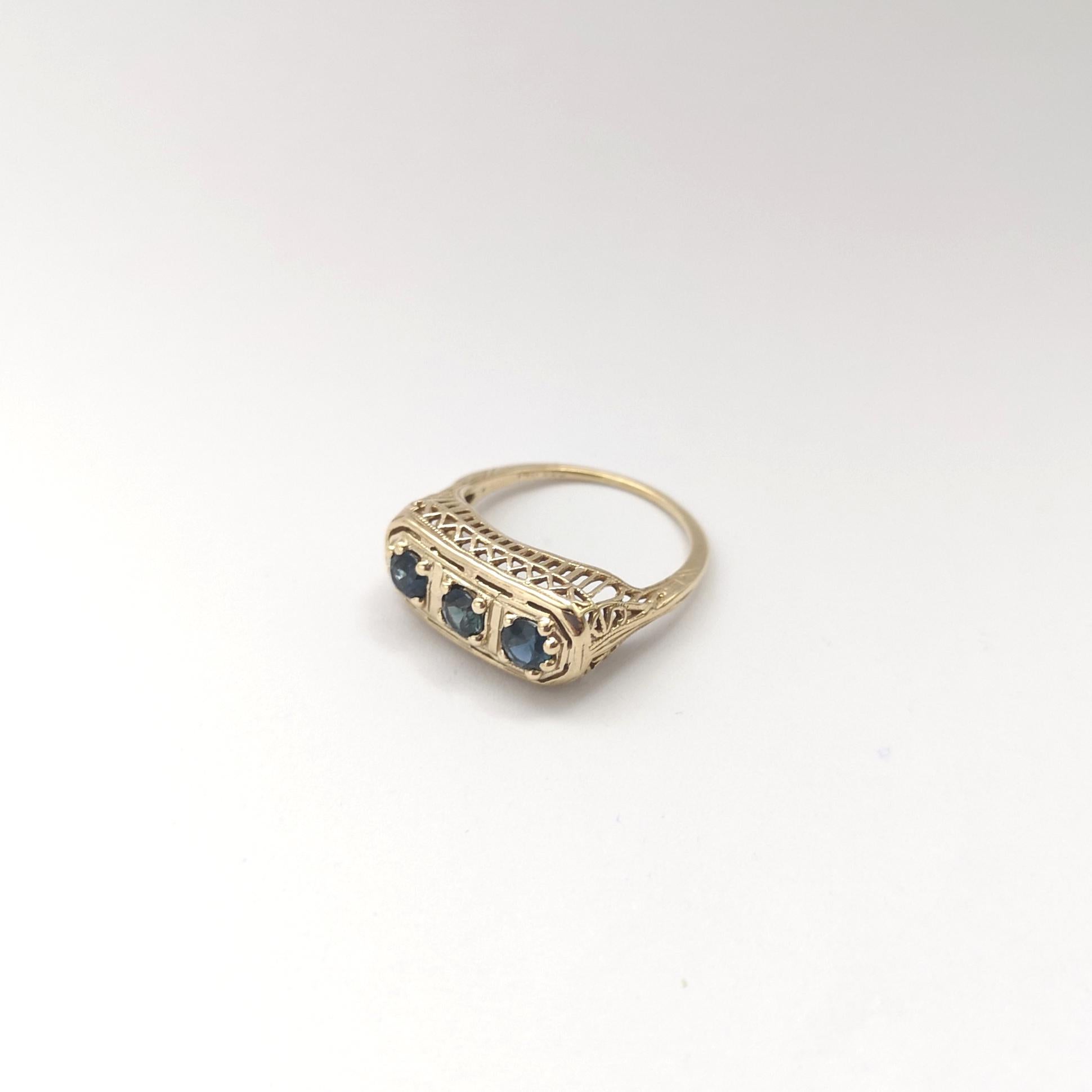 Bague en saphir bleu sertie d'or 14 carats en vente 3