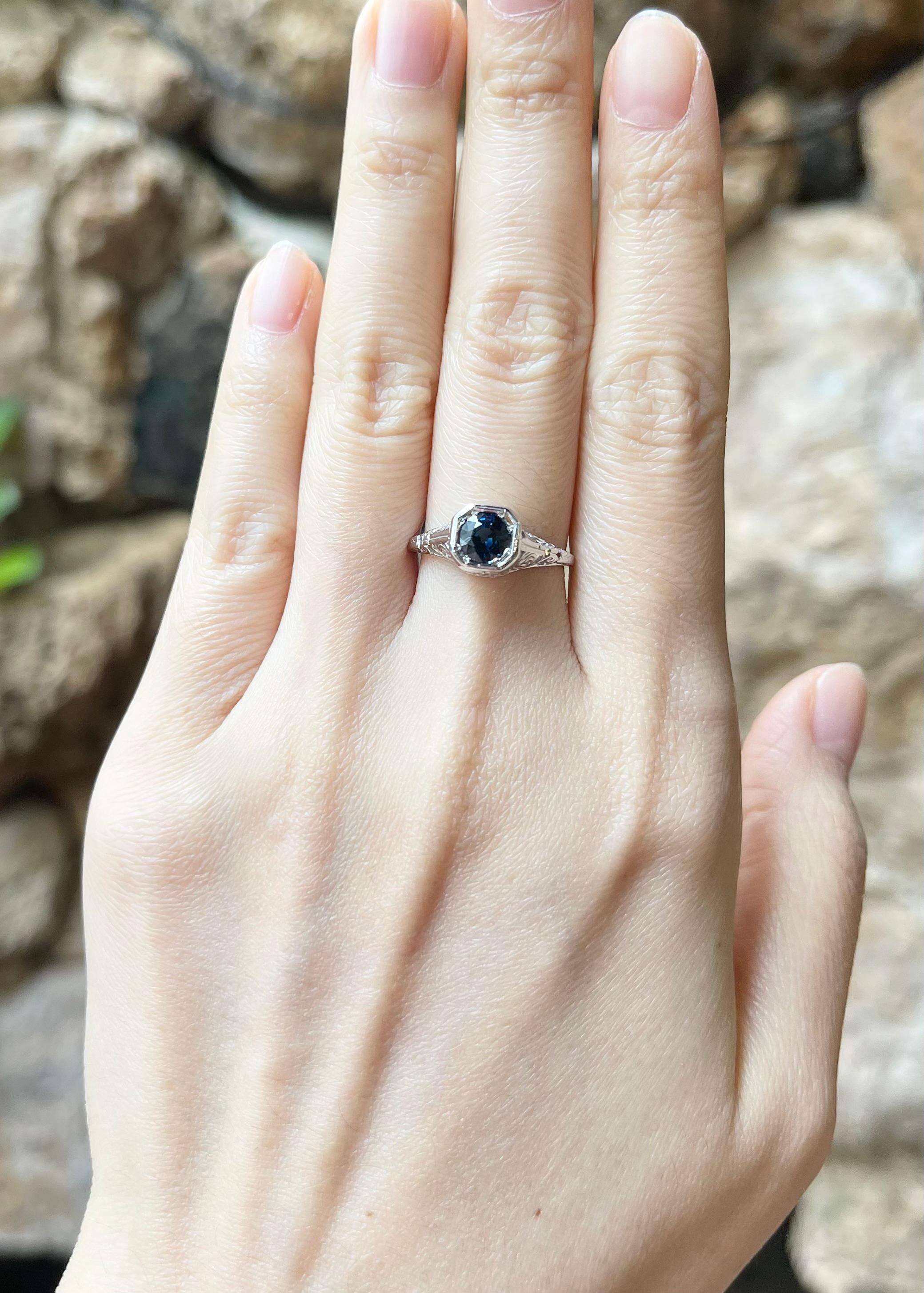 Blauer Saphir 0,81 Karat Ring in 14K Weißgold Fassung

Breite:  0.8 cm 
Länge: 0.8 cm
Ringgröße: 53
Gesamtgewicht: 2.09 Gramm

