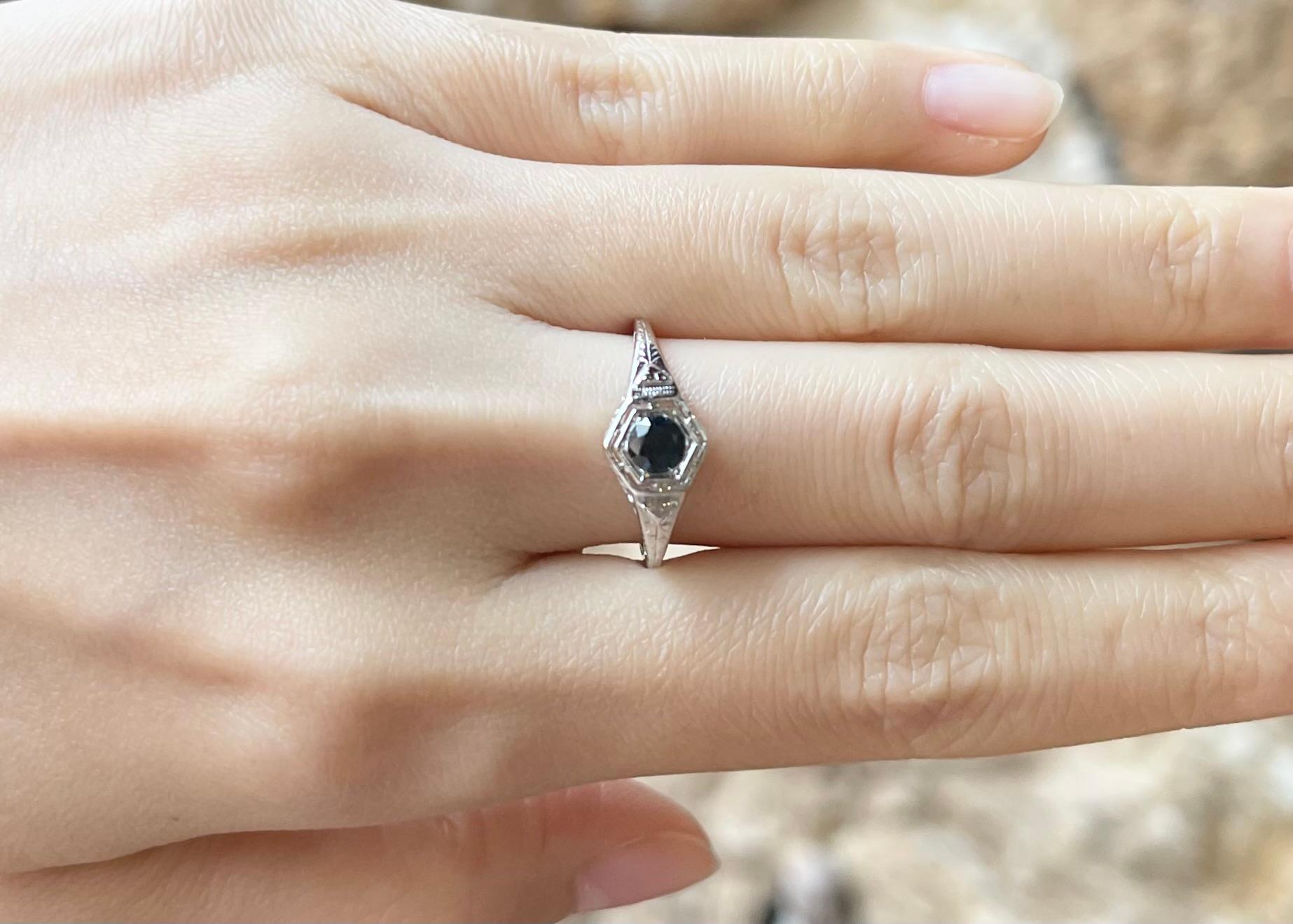 Ring mit blauem Saphir in 14K Weißgoldfassungen gefasst (Art déco) im Angebot