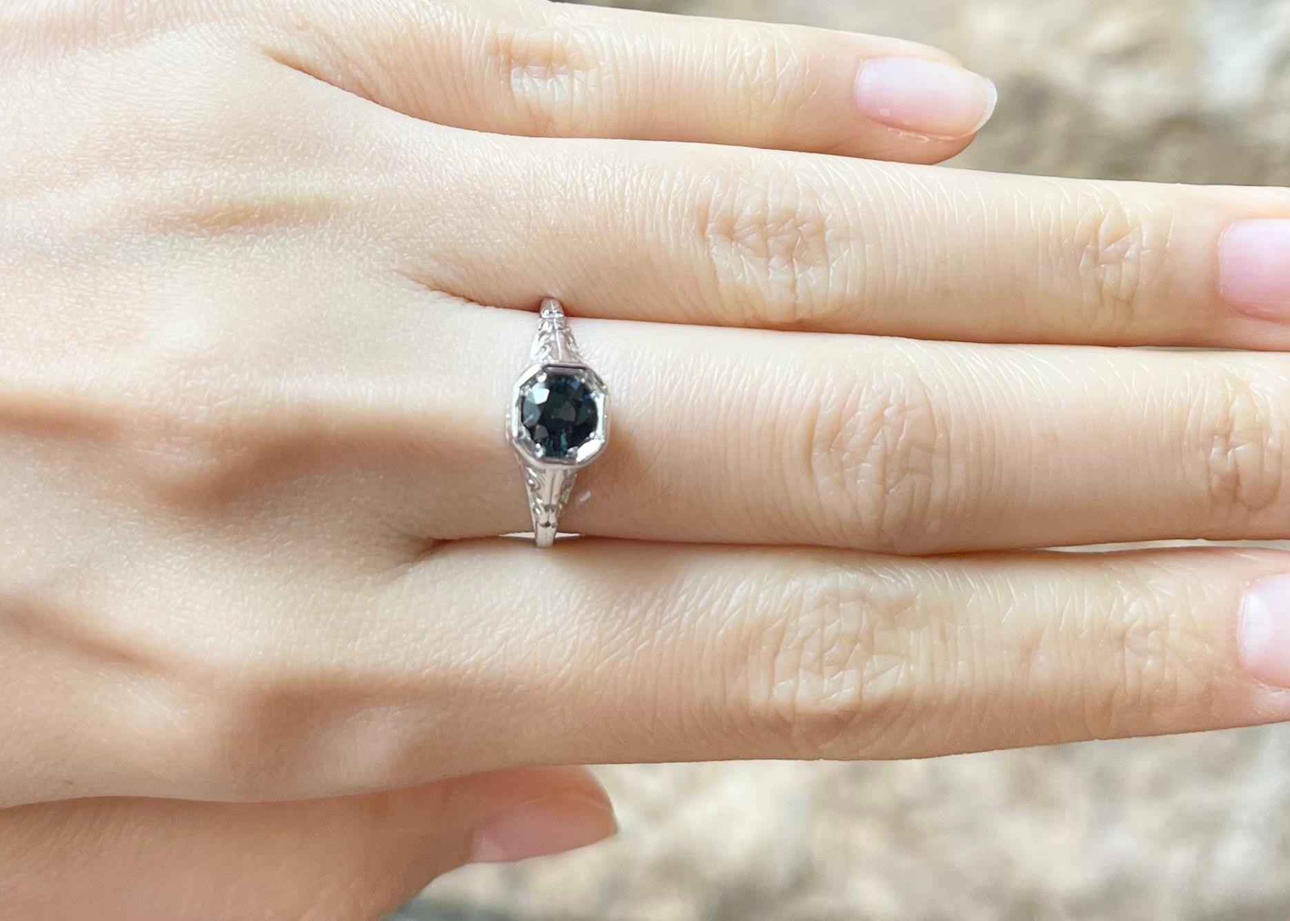 Ring mit blauem Saphir in 14K Weißgoldfassungen gefasst (Art déco) im Angebot