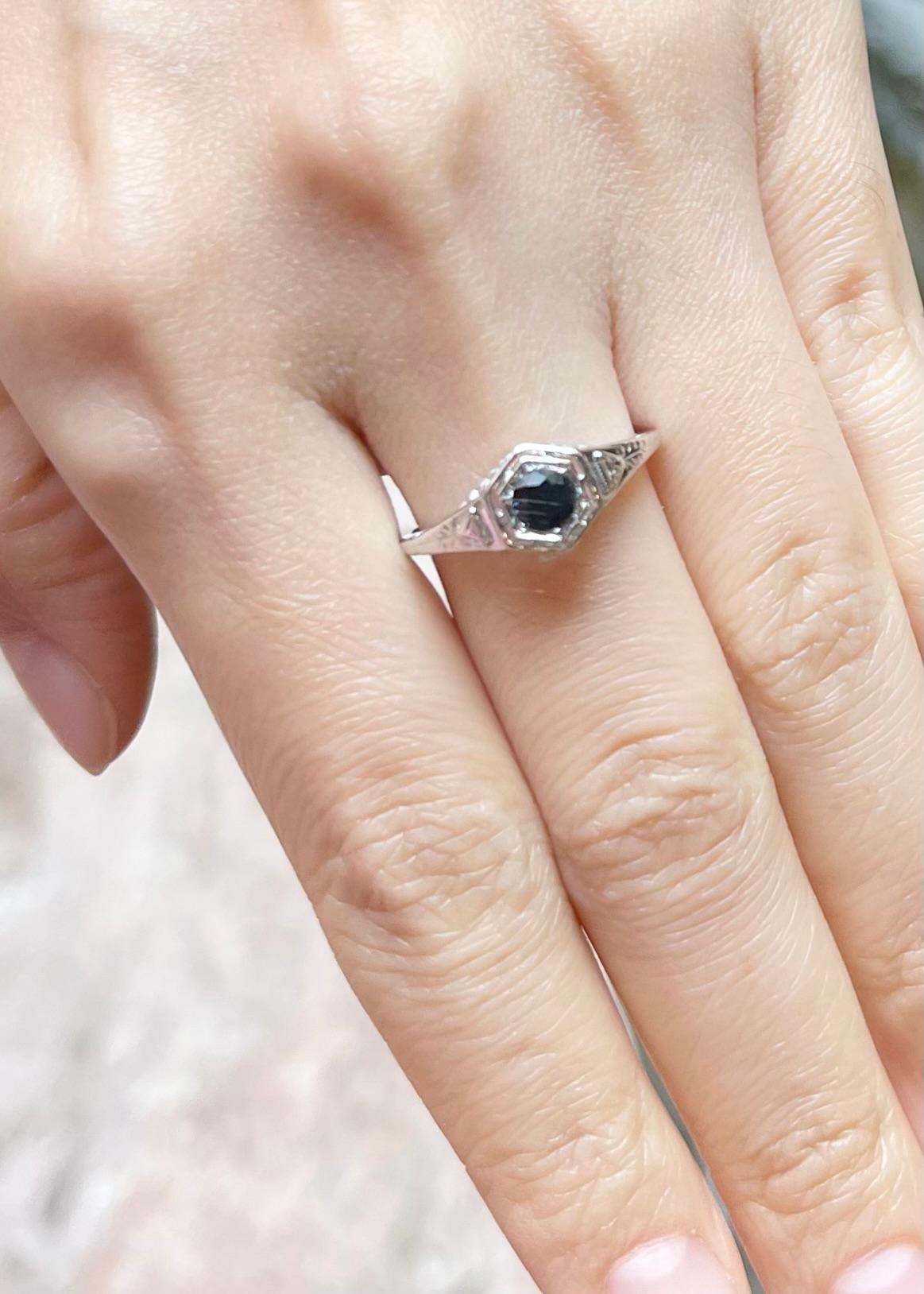 Ring mit blauem Saphir in 14K Weißgoldfassungen gefasst (Rundschliff) im Angebot