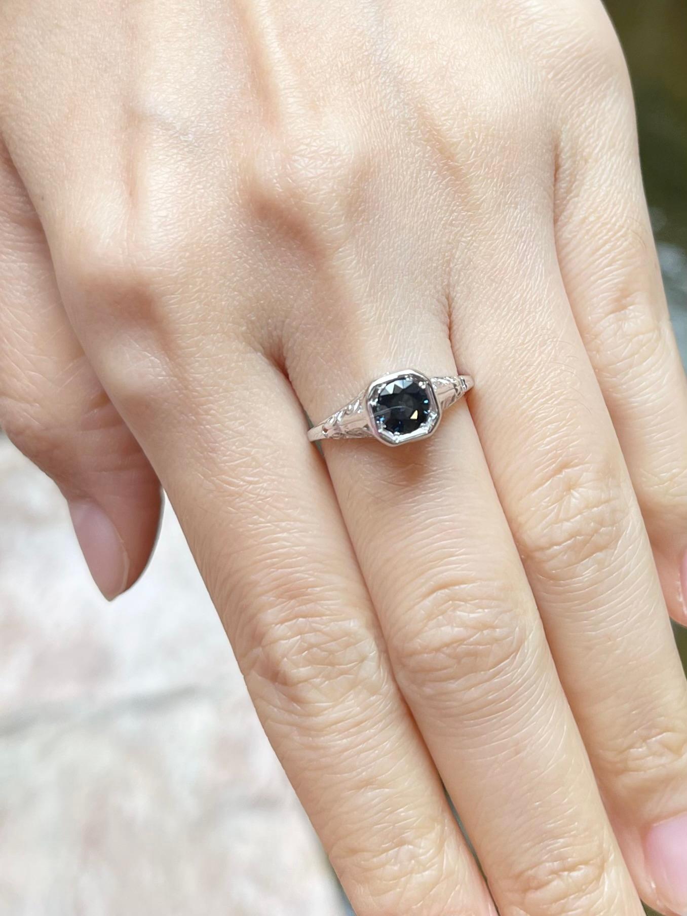 Ring mit blauem Saphir in 14K Weißgoldfassungen gefasst (Rundschliff) im Angebot