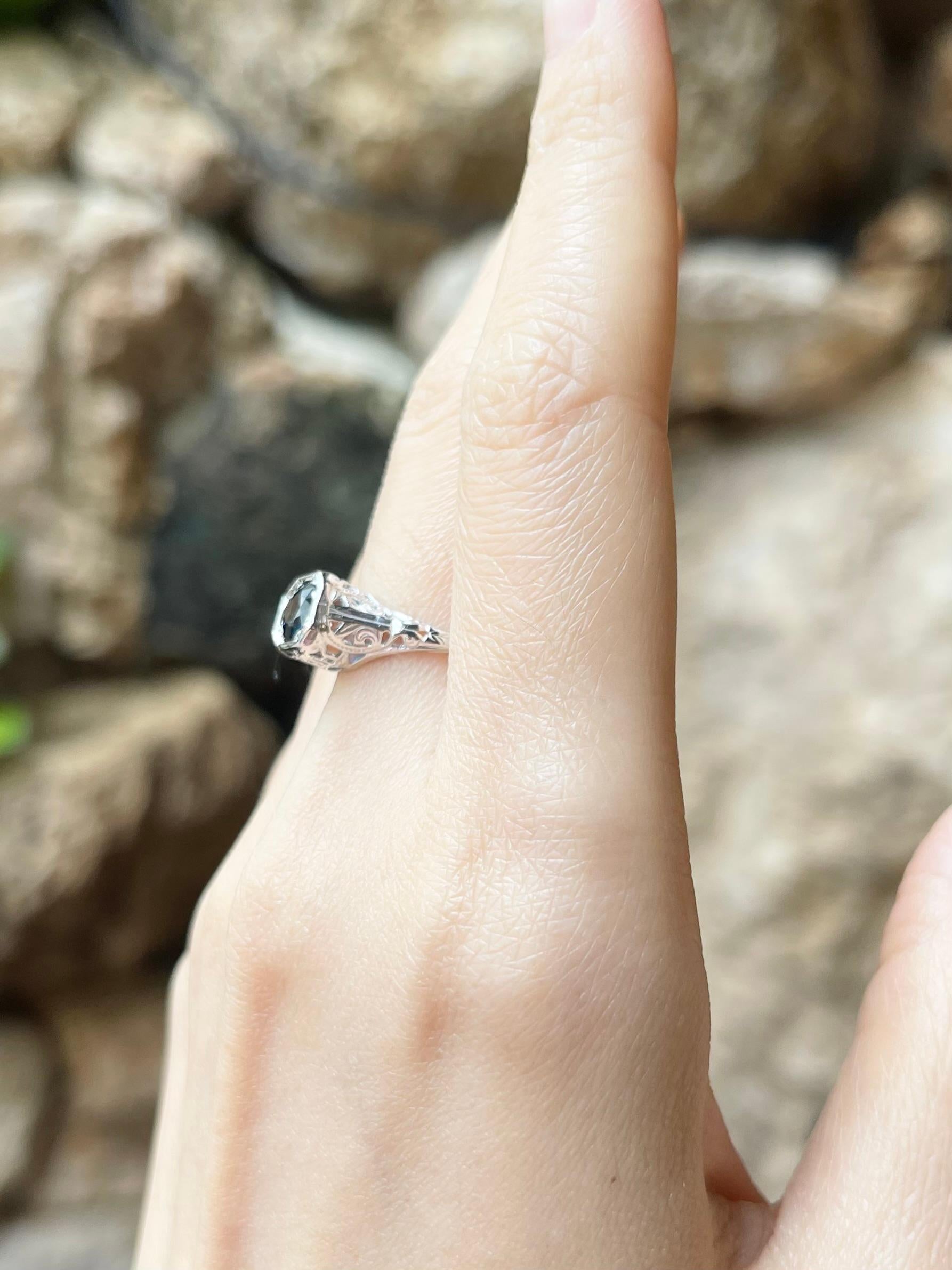 Ring mit blauem Saphir in 14K Weißgoldfassungen gefasst im Zustand „Neu“ im Angebot in Bangkok, TH