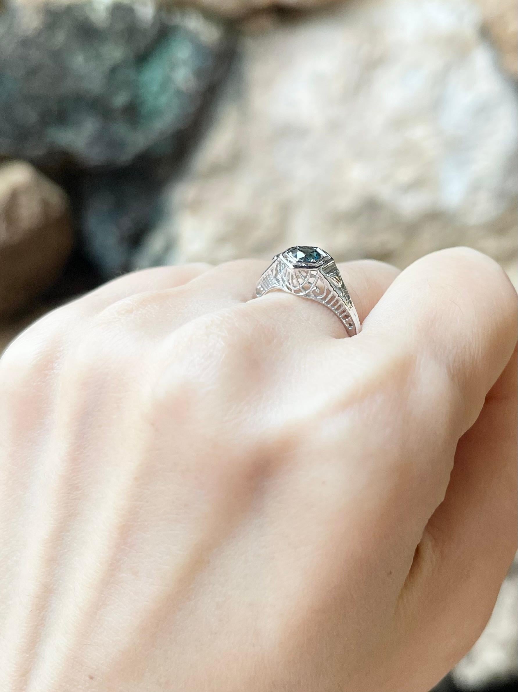 Ring mit blauem Saphir in 14K Weißgoldfassungen gefasst für Damen oder Herren im Angebot