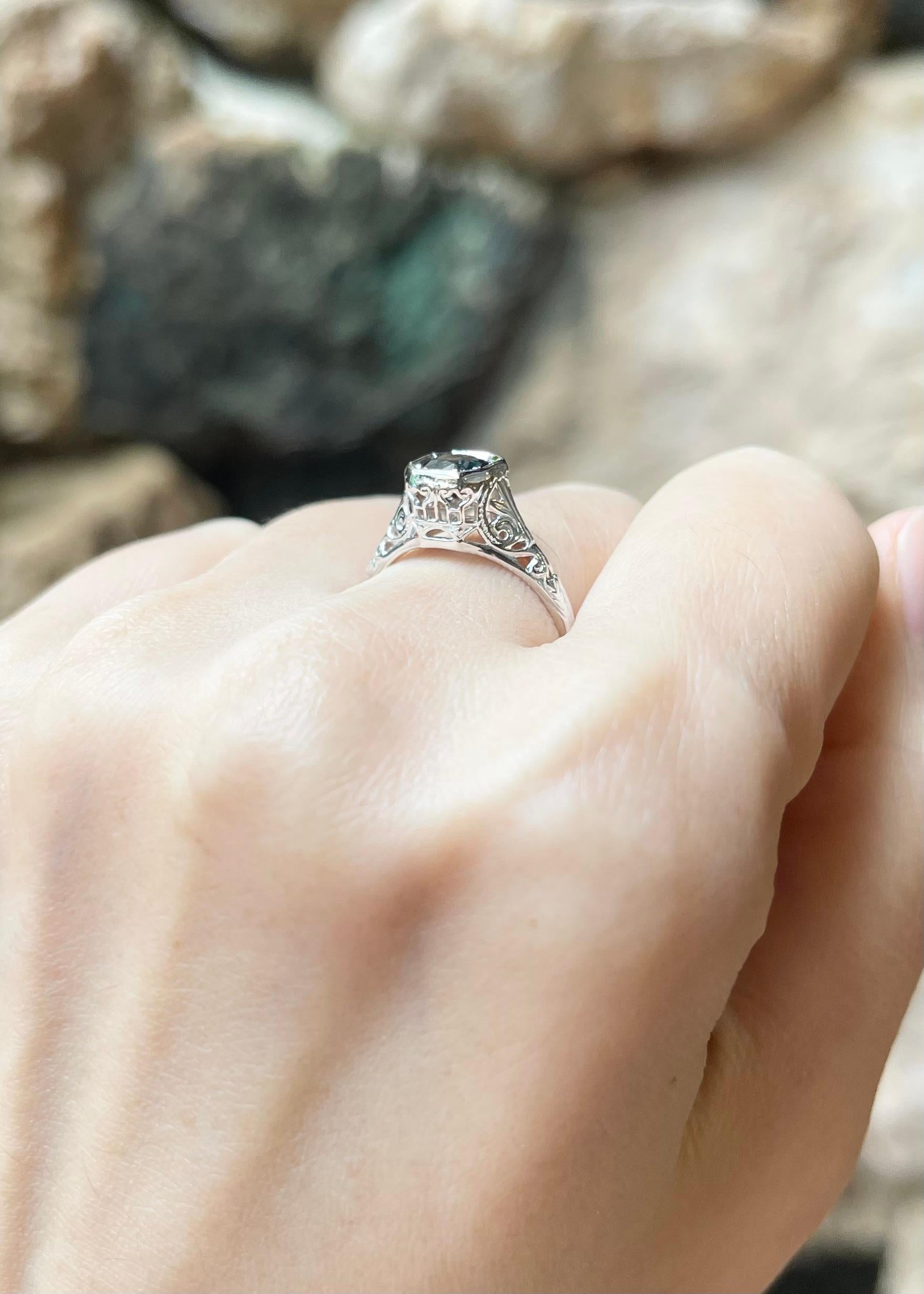 Ring mit blauem Saphir in 14K Weißgoldfassungen gefasst für Damen oder Herren im Angebot
