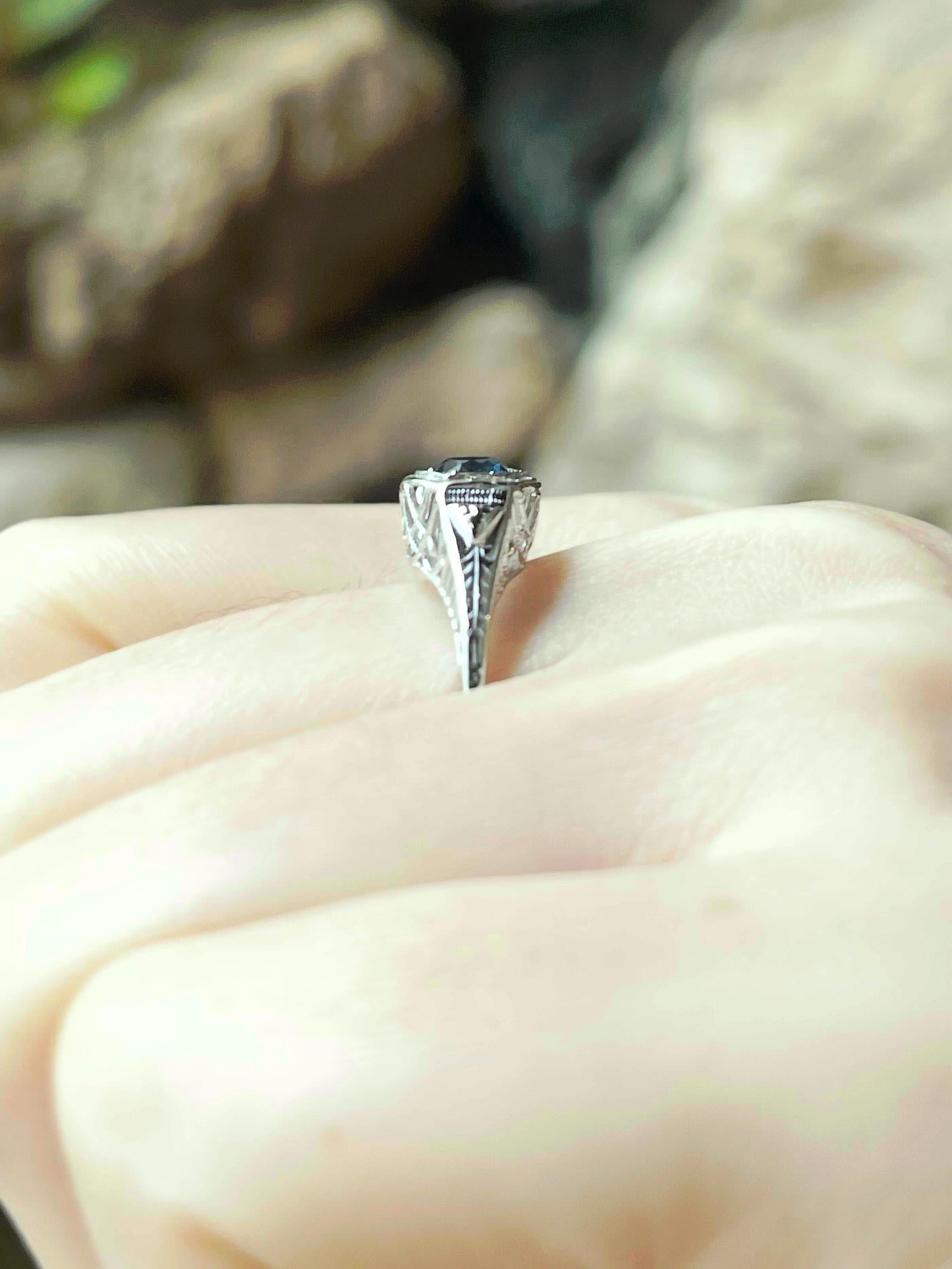 Ring mit blauem Saphir in 14K Weißgoldfassungen gefasst im Angebot 1