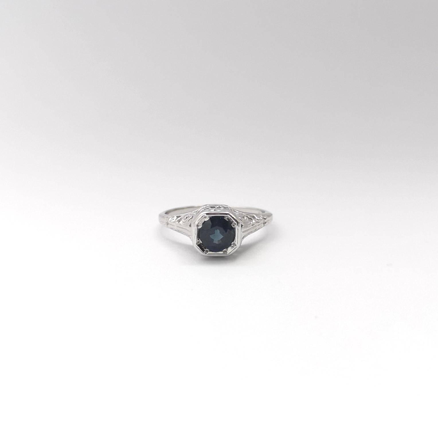 Ring mit blauem Saphir in 14K Weißgoldfassungen gefasst im Angebot 1