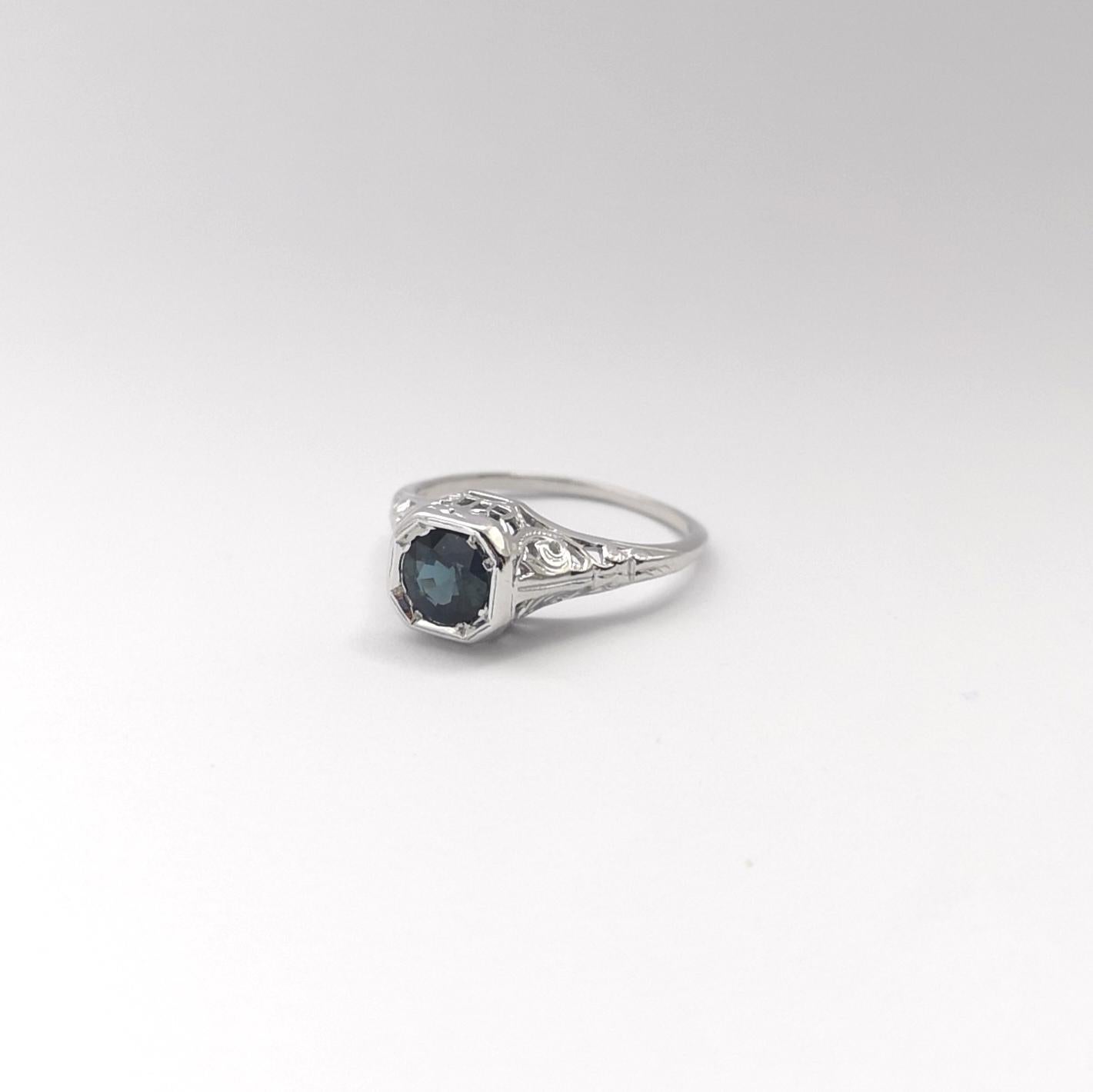 Ring mit blauem Saphir in 14K Weißgoldfassungen gefasst im Angebot 2
