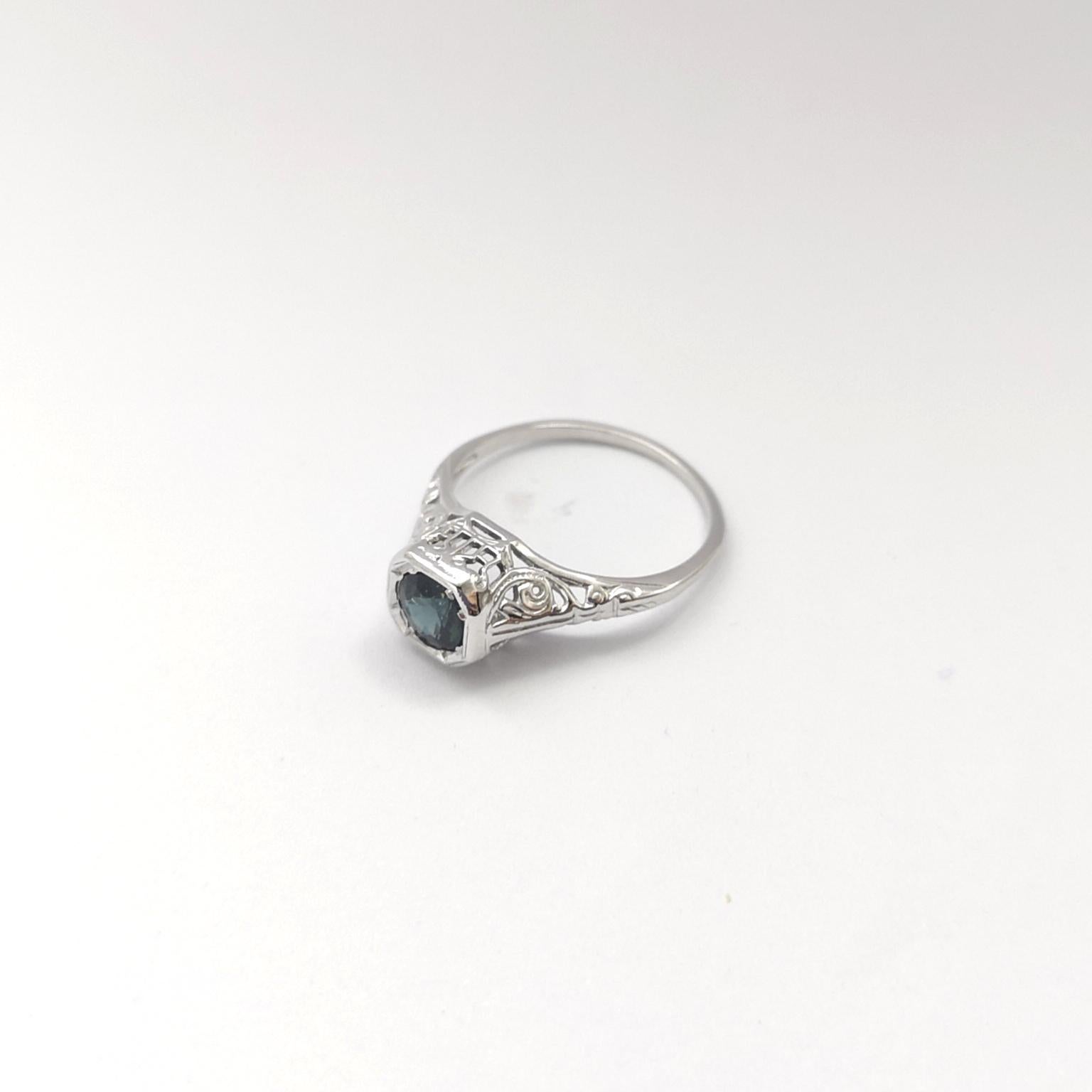 Ring mit blauem Saphir in 14K Weißgoldfassungen gefasst im Angebot 3