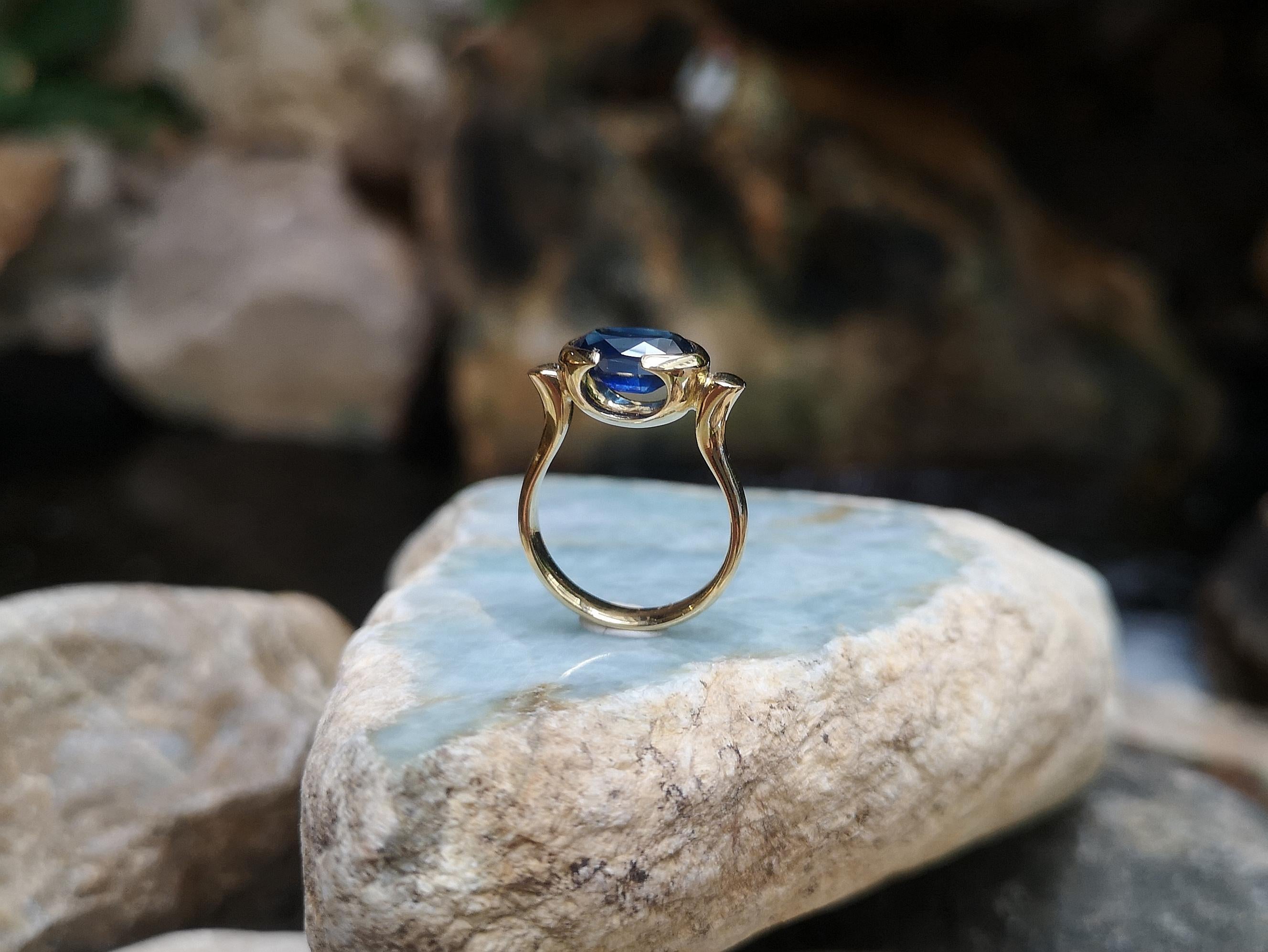 Blue Sapphire Ring Set in 18 Karat Gold Settings For Sale 2