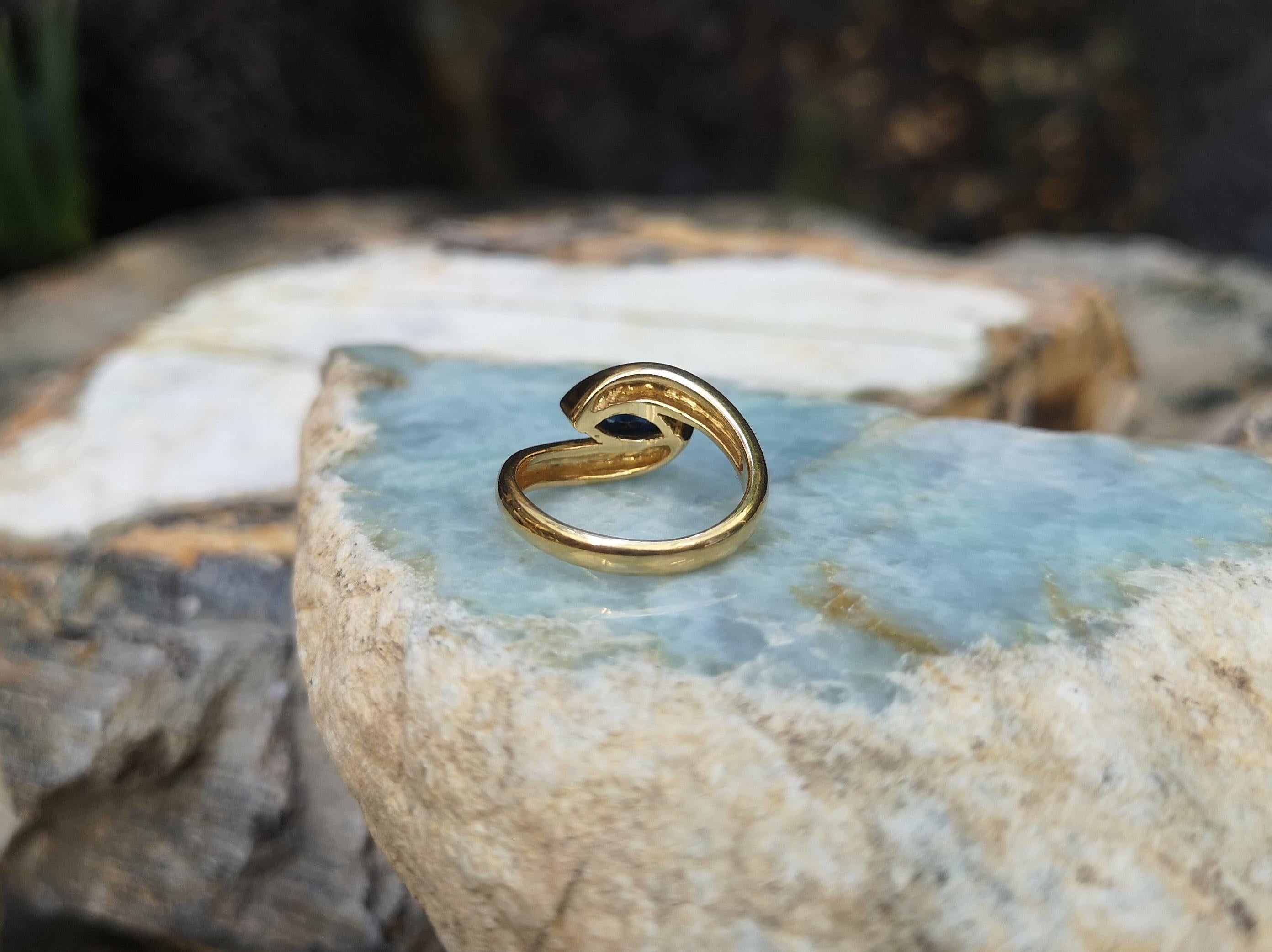 Blue Sapphire Ring Set in 18 Karat Gold Settings For Sale 2