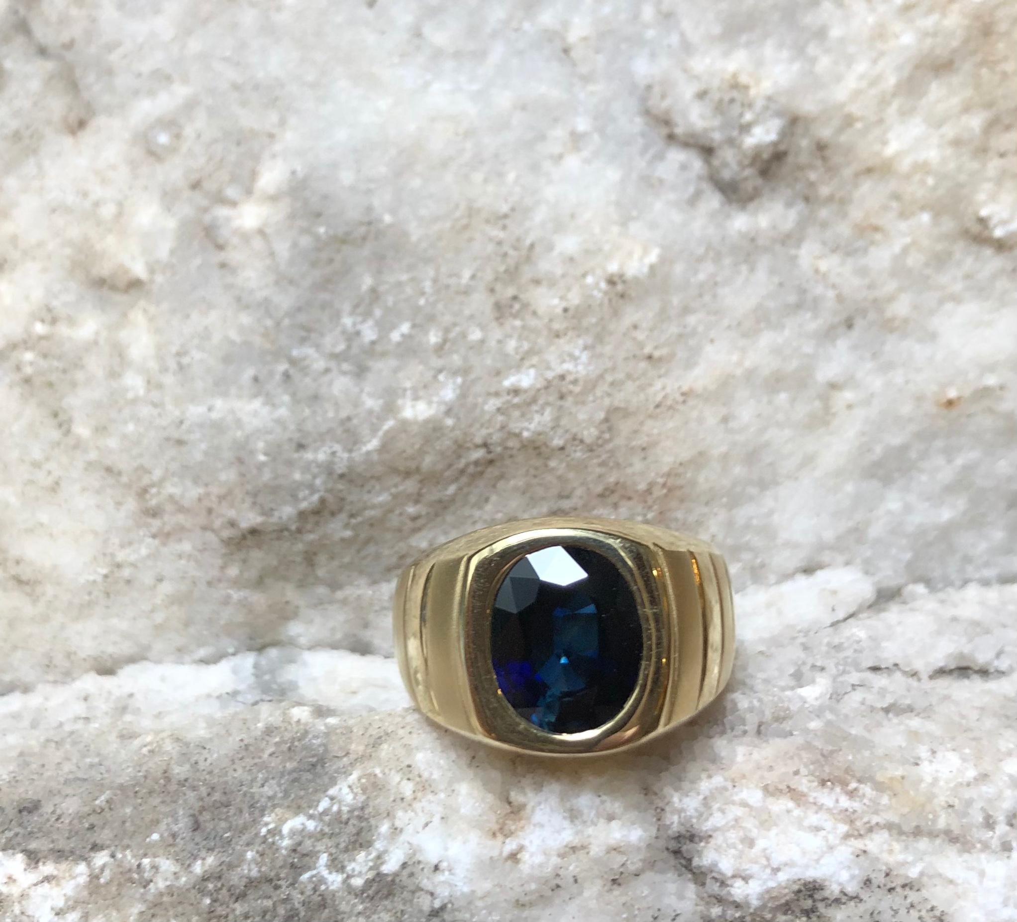 Blue Sapphire Ring Set in 18 Karat Gold Settings For Sale 3