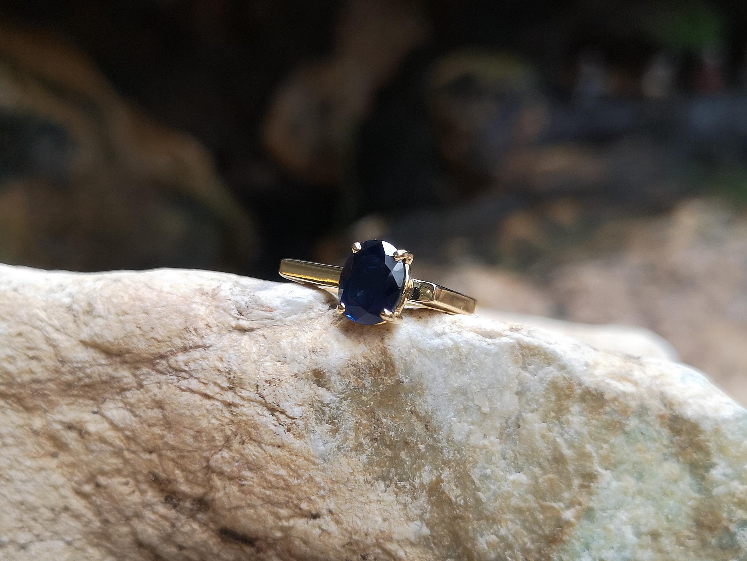 Blue Sapphire Ring Set in 18 Karat Gold Settings For Sale 6