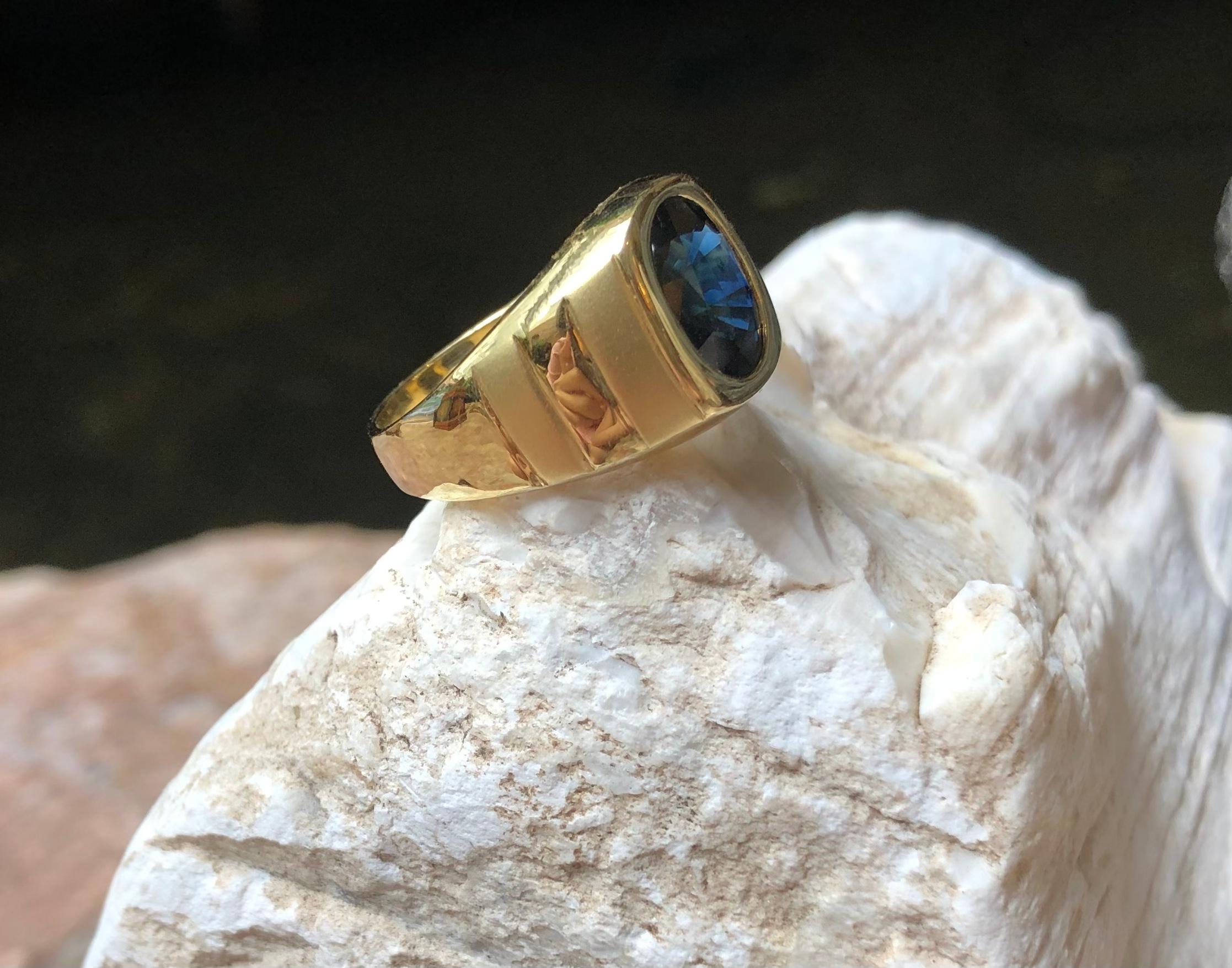 Blue Sapphire Ring Set in 18 Karat Gold Settings For Sale 4