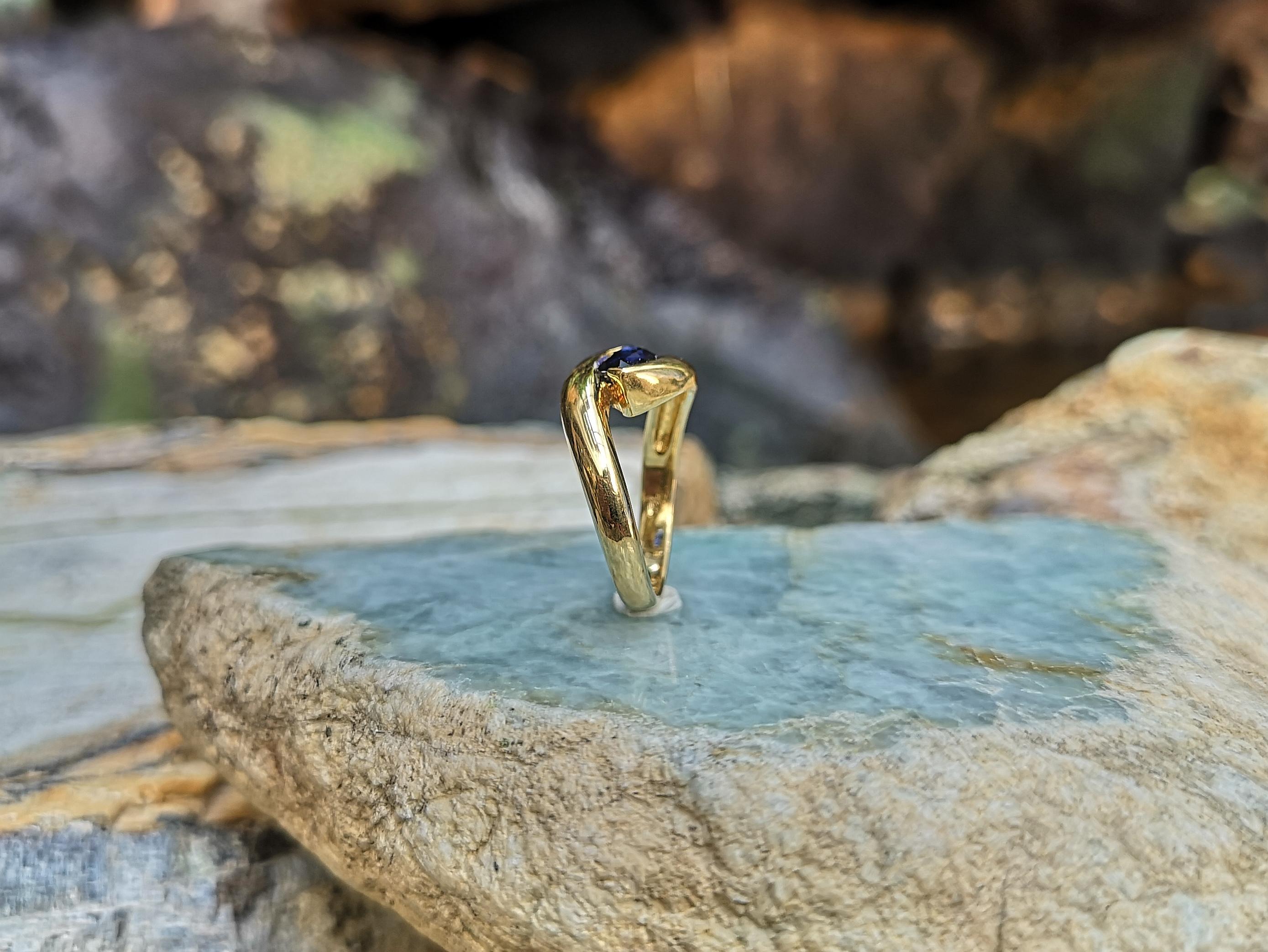 Blue Sapphire Ring Set in 18 Karat Gold Settings For Sale 4