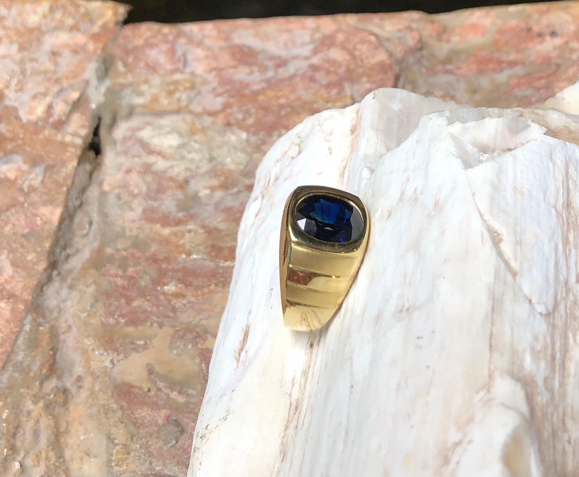 Blue Sapphire Ring Set in 18 Karat Gold Settings For Sale 5