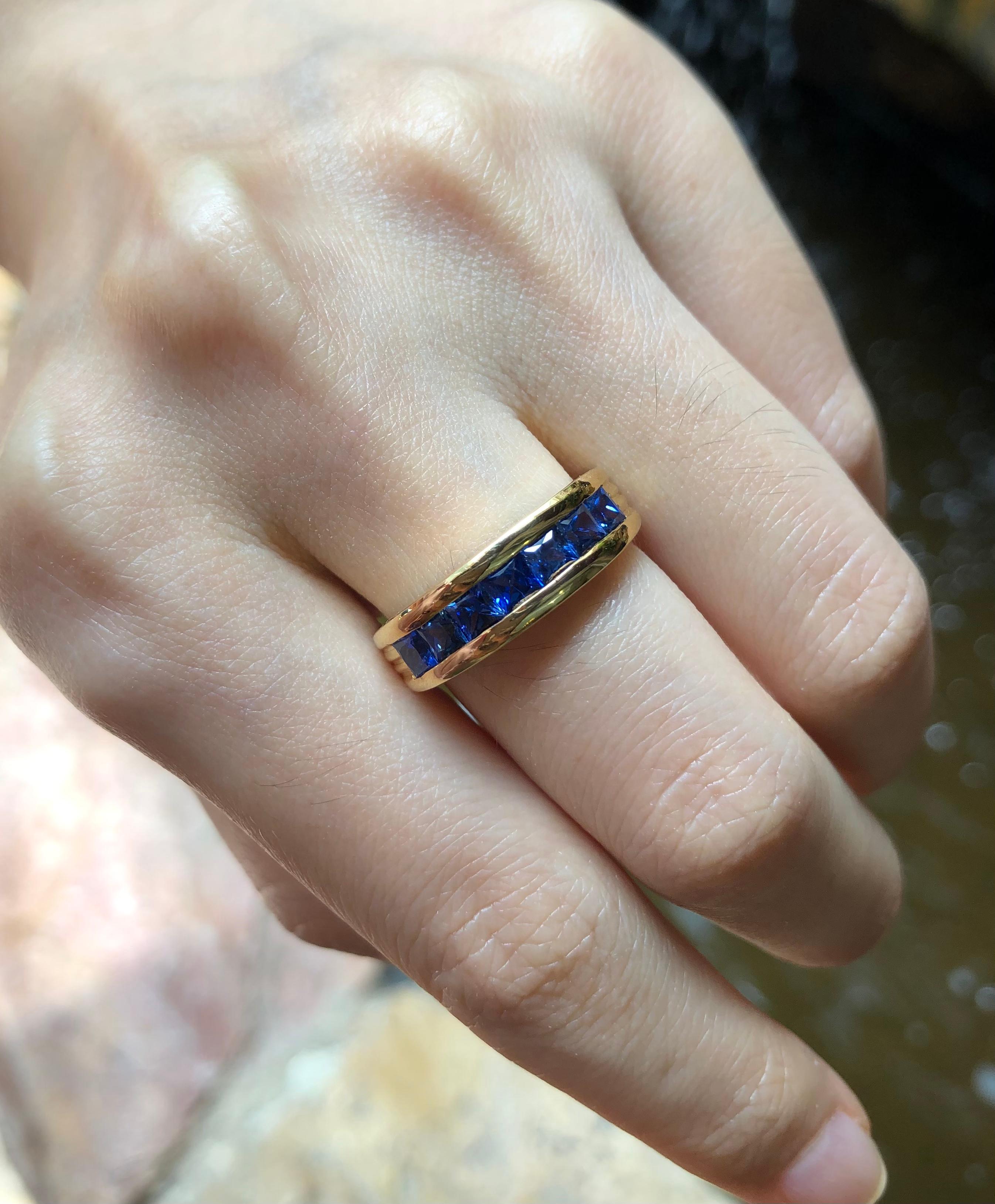Bague en saphir bleu 1,48 carats sertie d'or 18 carats

Largeur :  2.3 cm 
Longueur : 0,6 cm
Taille de l'anneau : 54
Poids total : 7,55 grammes

