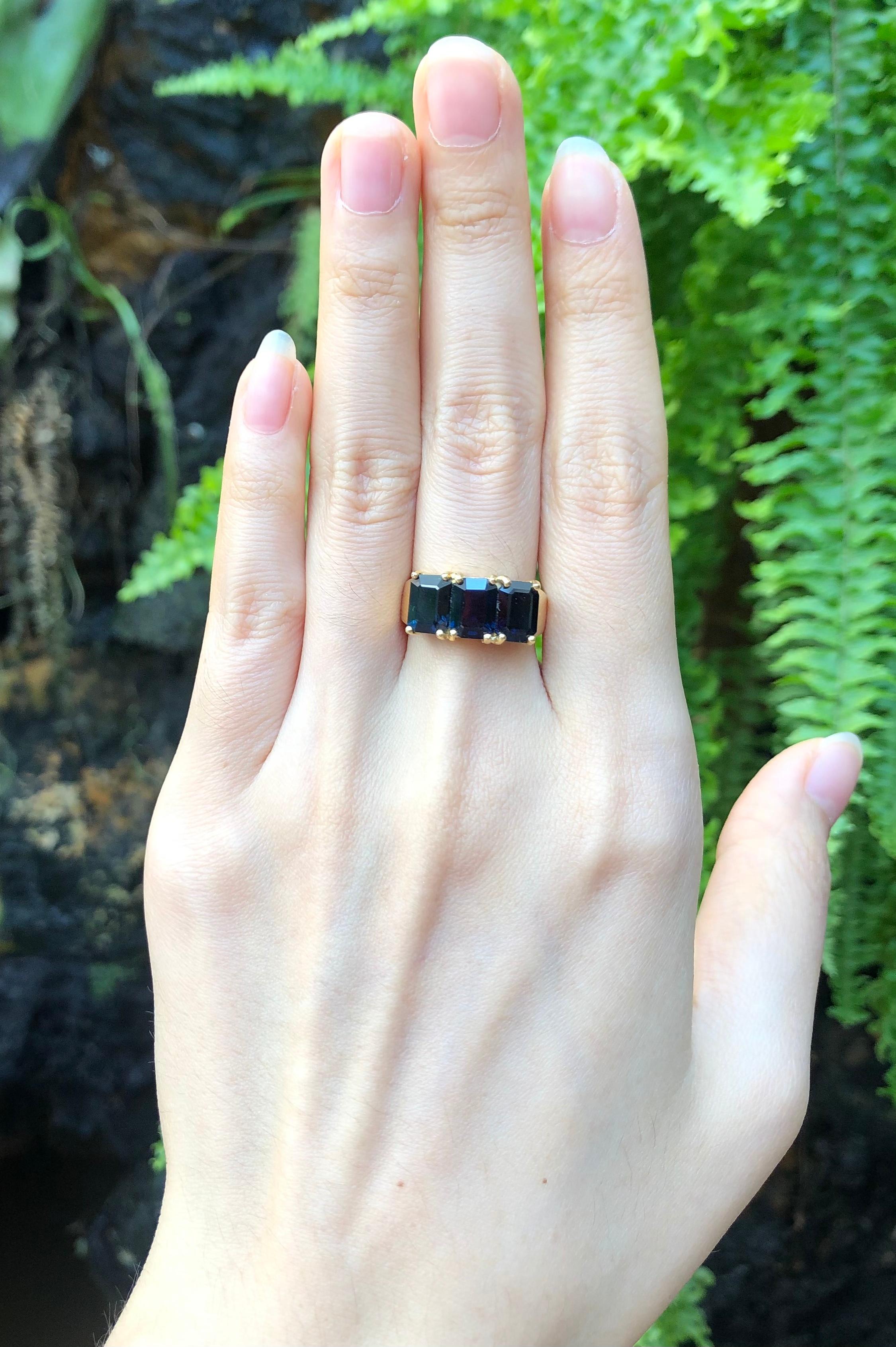 Blauer Saphir-Ring in 18 Karat Goldfassung (Smaragdschliff) im Angebot