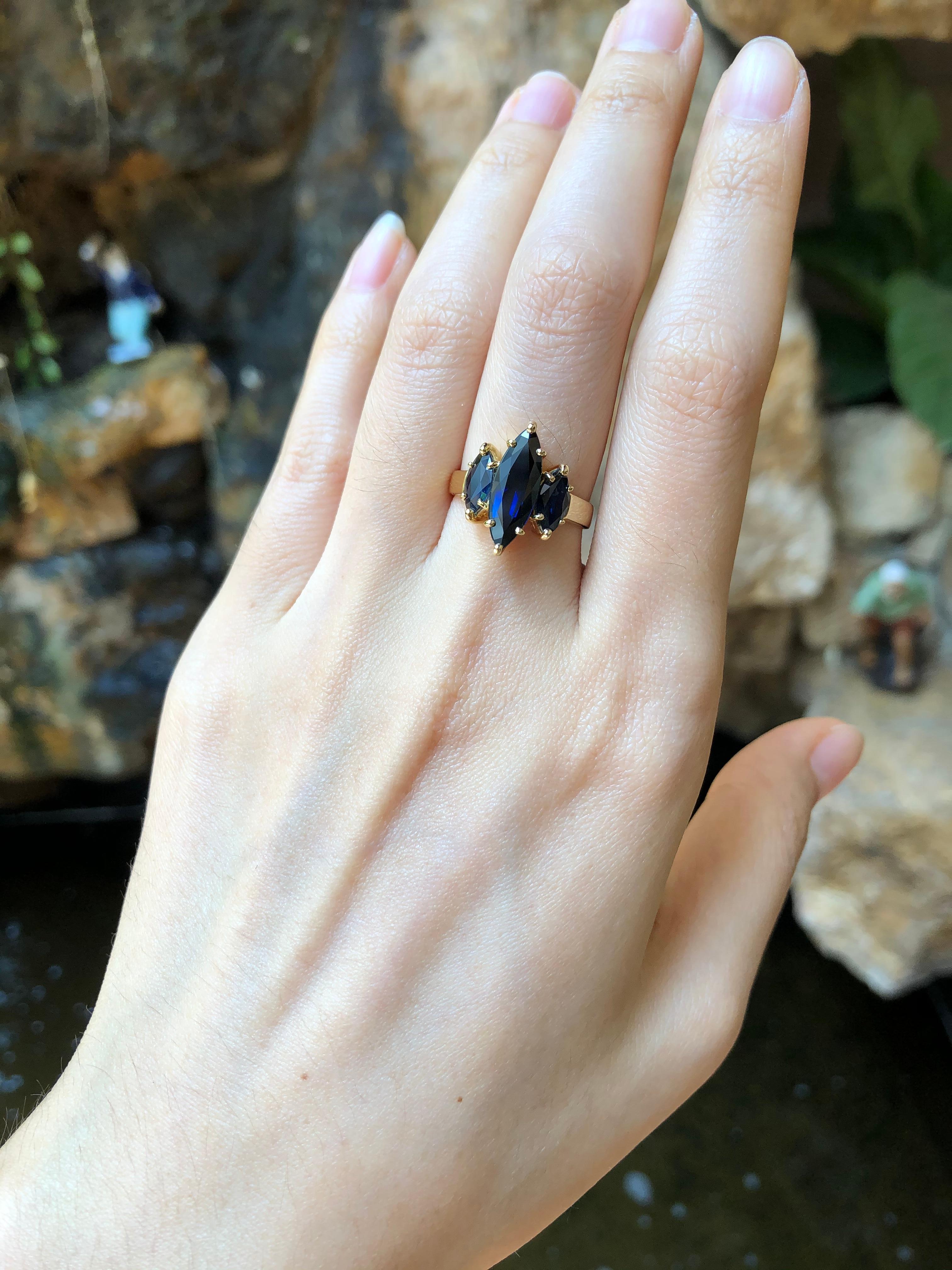 Contemporary Blue Sapphire Ring Set in 18 Karat Gold Settings For Sale