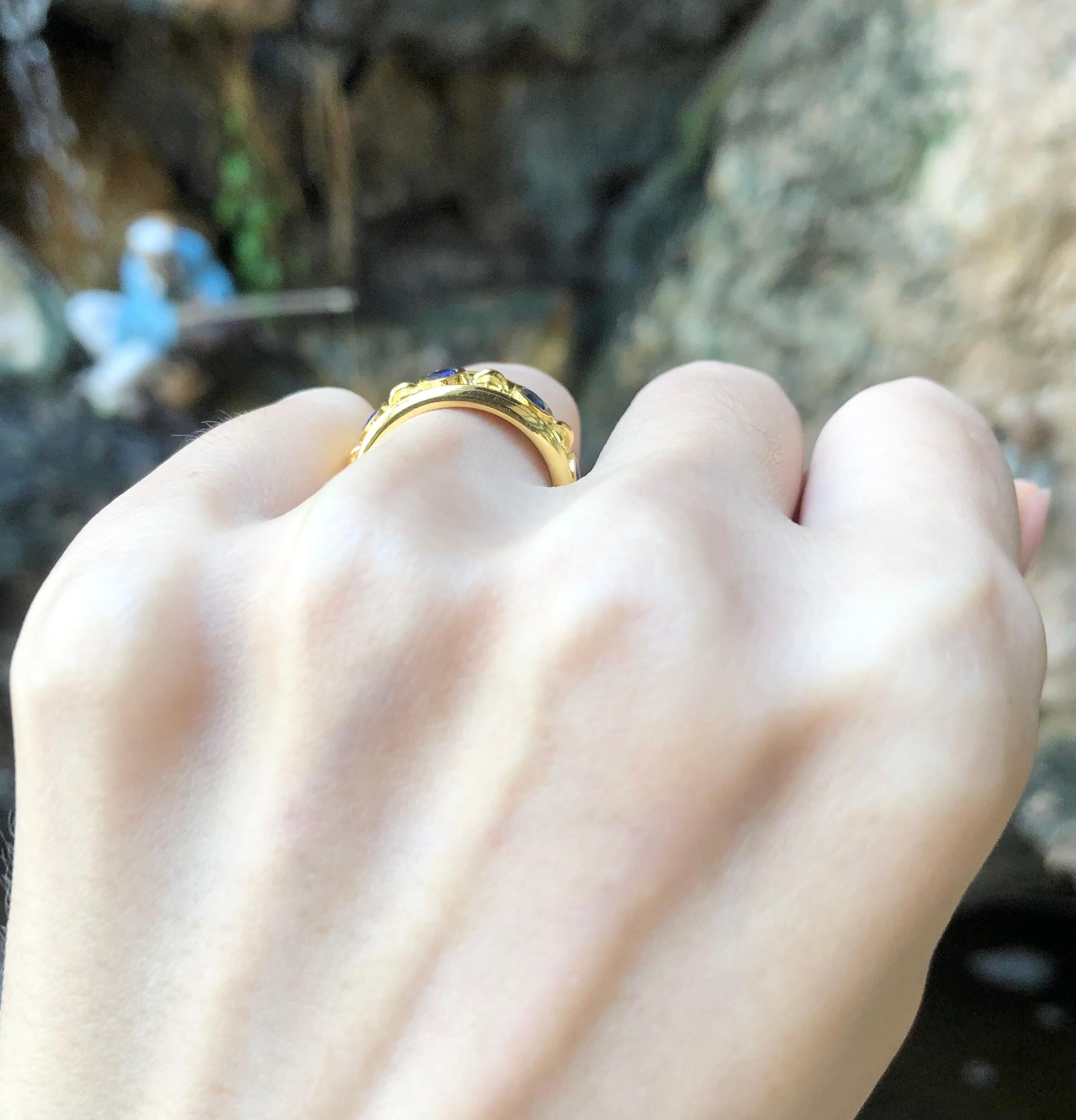 Contemporary Blue Sapphire Ring Set in 18 Karat Gold Settings For Sale