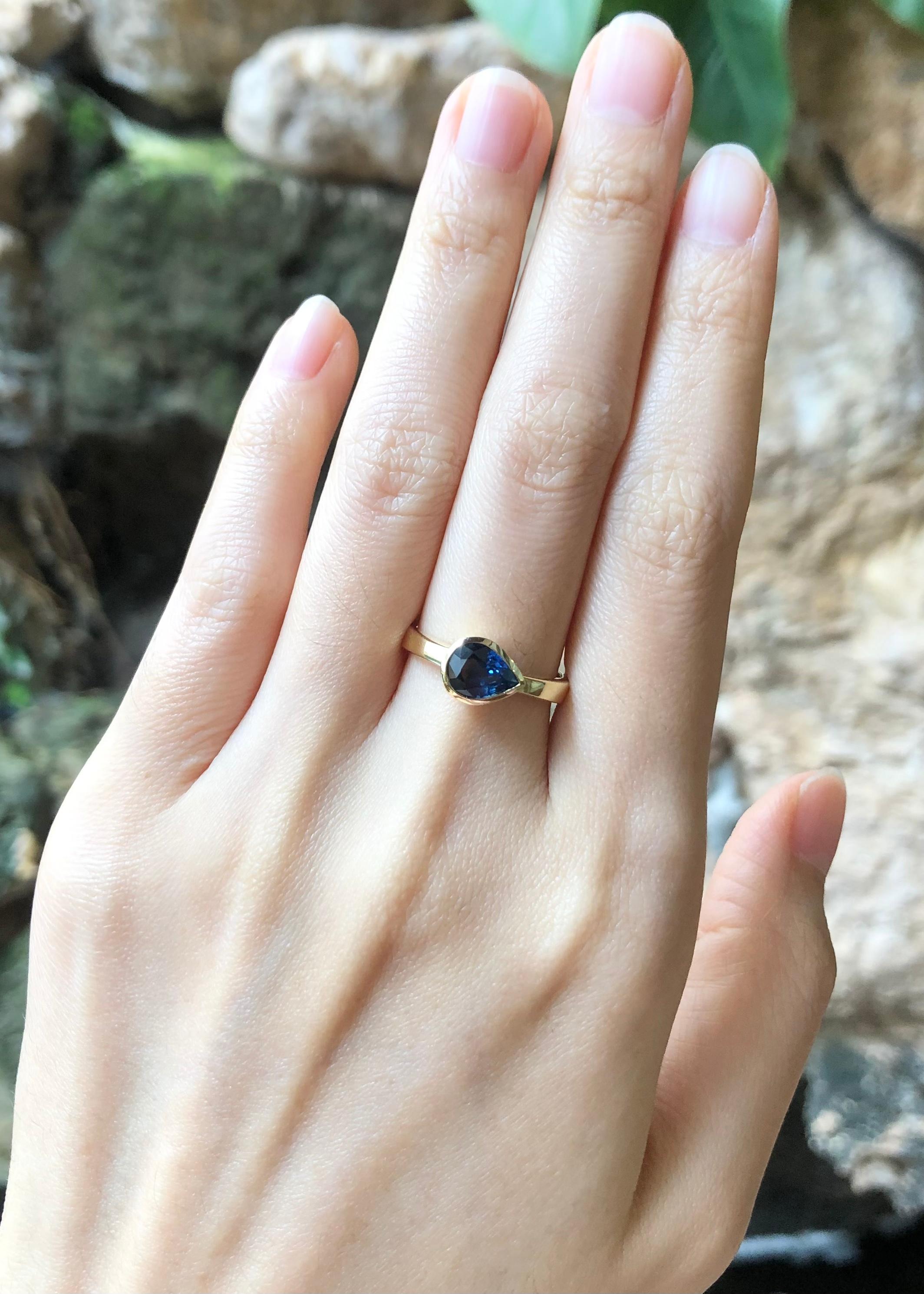 Contemporary Blue Sapphire Ring Set in 18 Karat Gold Settings For Sale