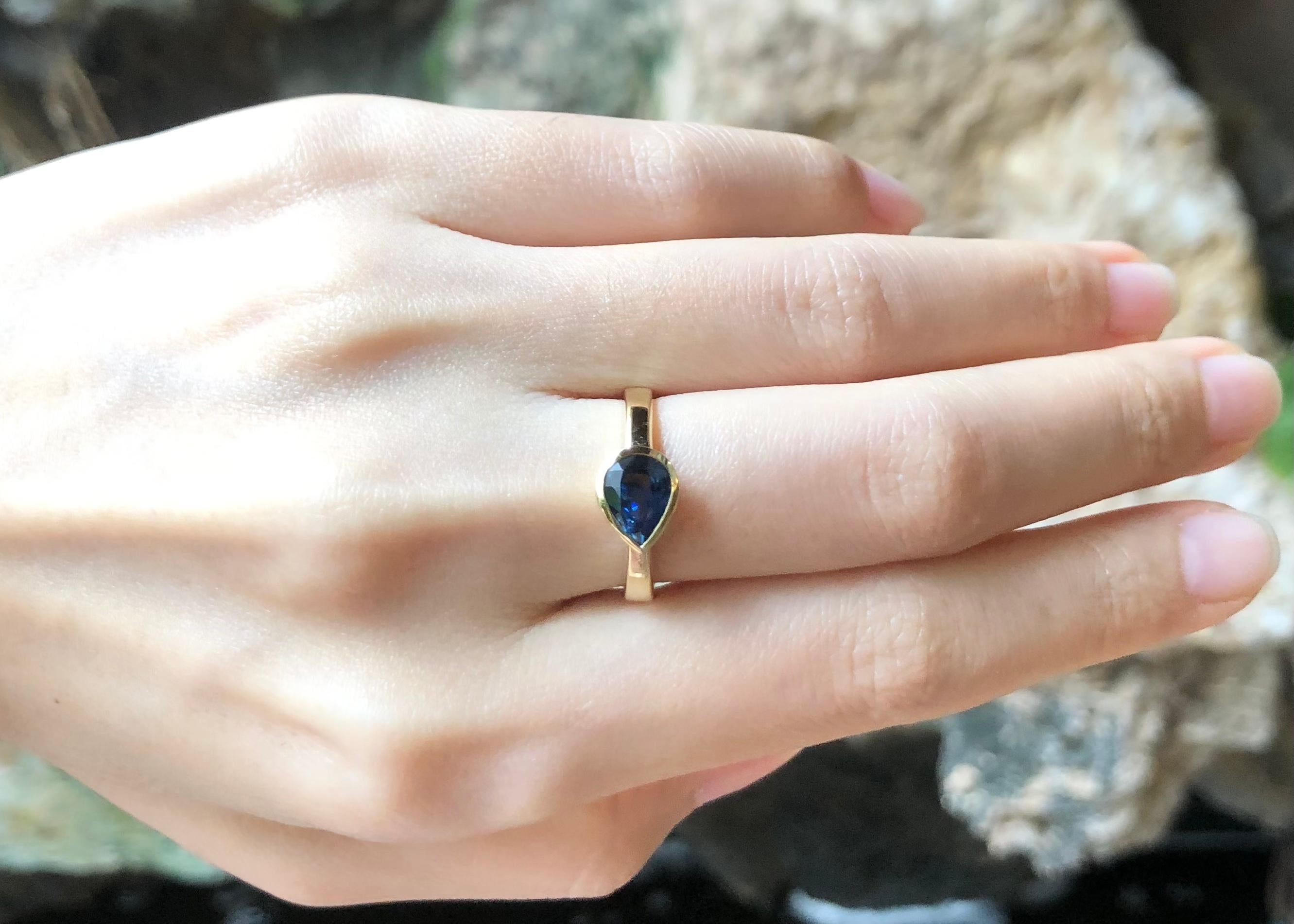 Pear Cut Blue Sapphire Ring Set in 18 Karat Gold Settings For Sale