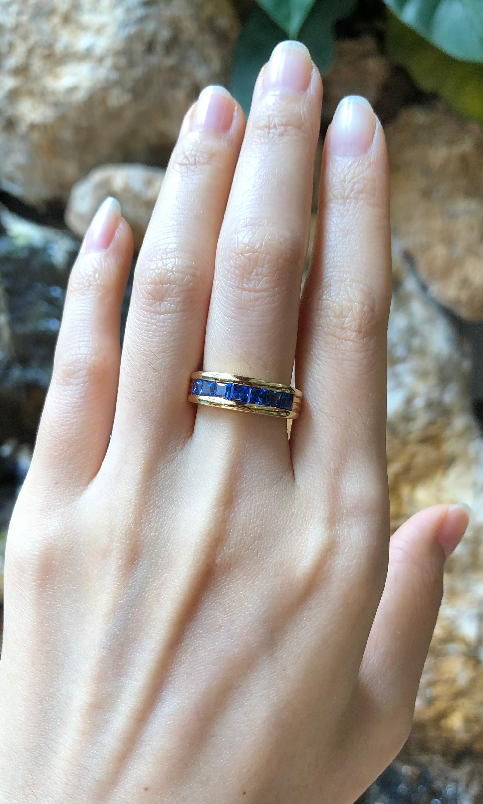 Bague en or 18 carats sertie d'un saphir bleu Unisexe en vente