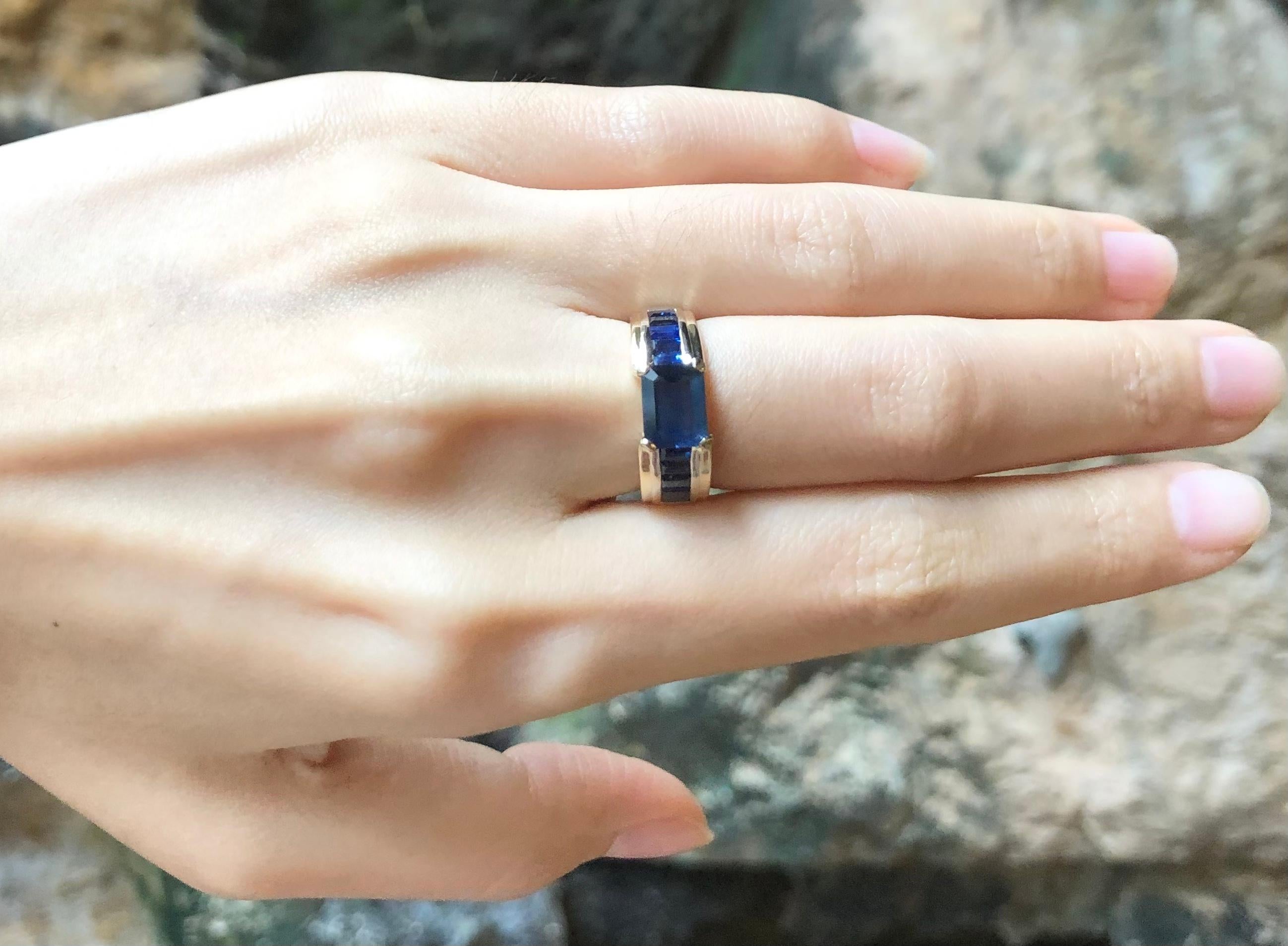 Blue Sapphire Ring Set in 18 Karat Gold Settings In New Condition In Bangkok, TH