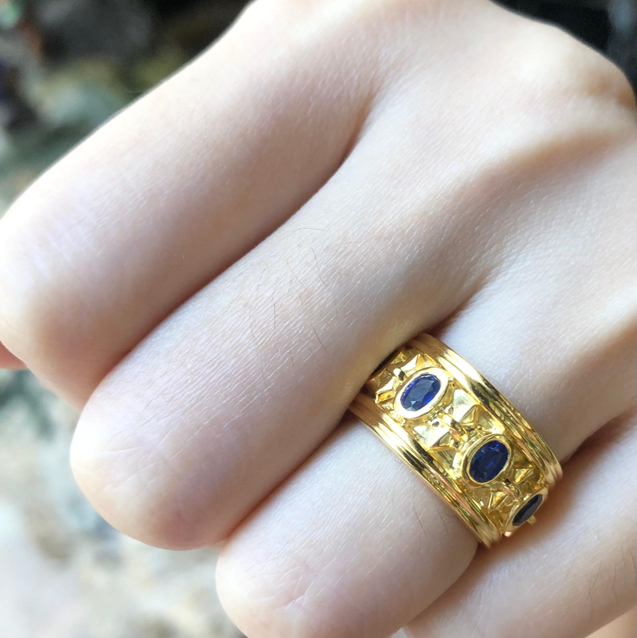 Blue Sapphire Ring Set in 18 Karat Gold Settings In New Condition For Sale In Bangkok, TH