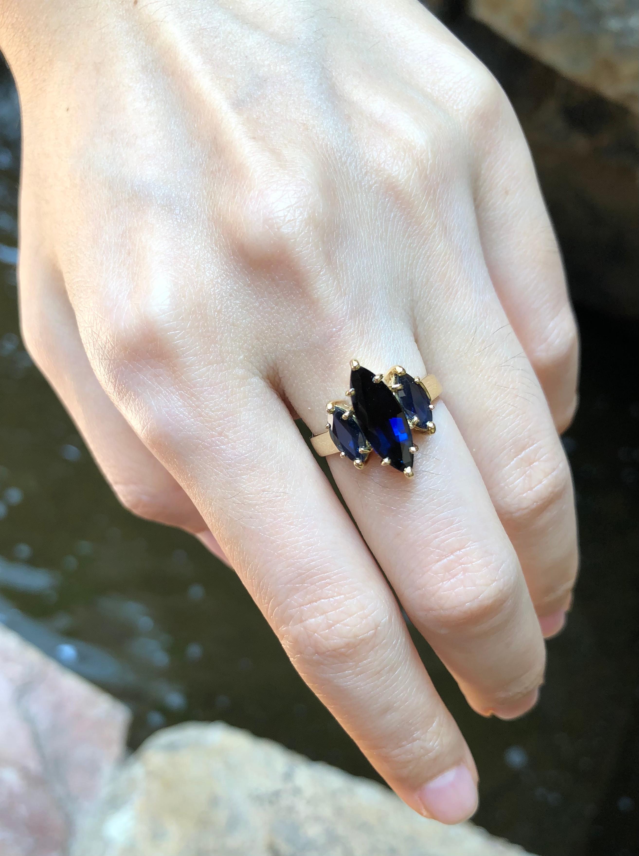 Women's Blue Sapphire Ring Set in 18 Karat Gold Settings For Sale
