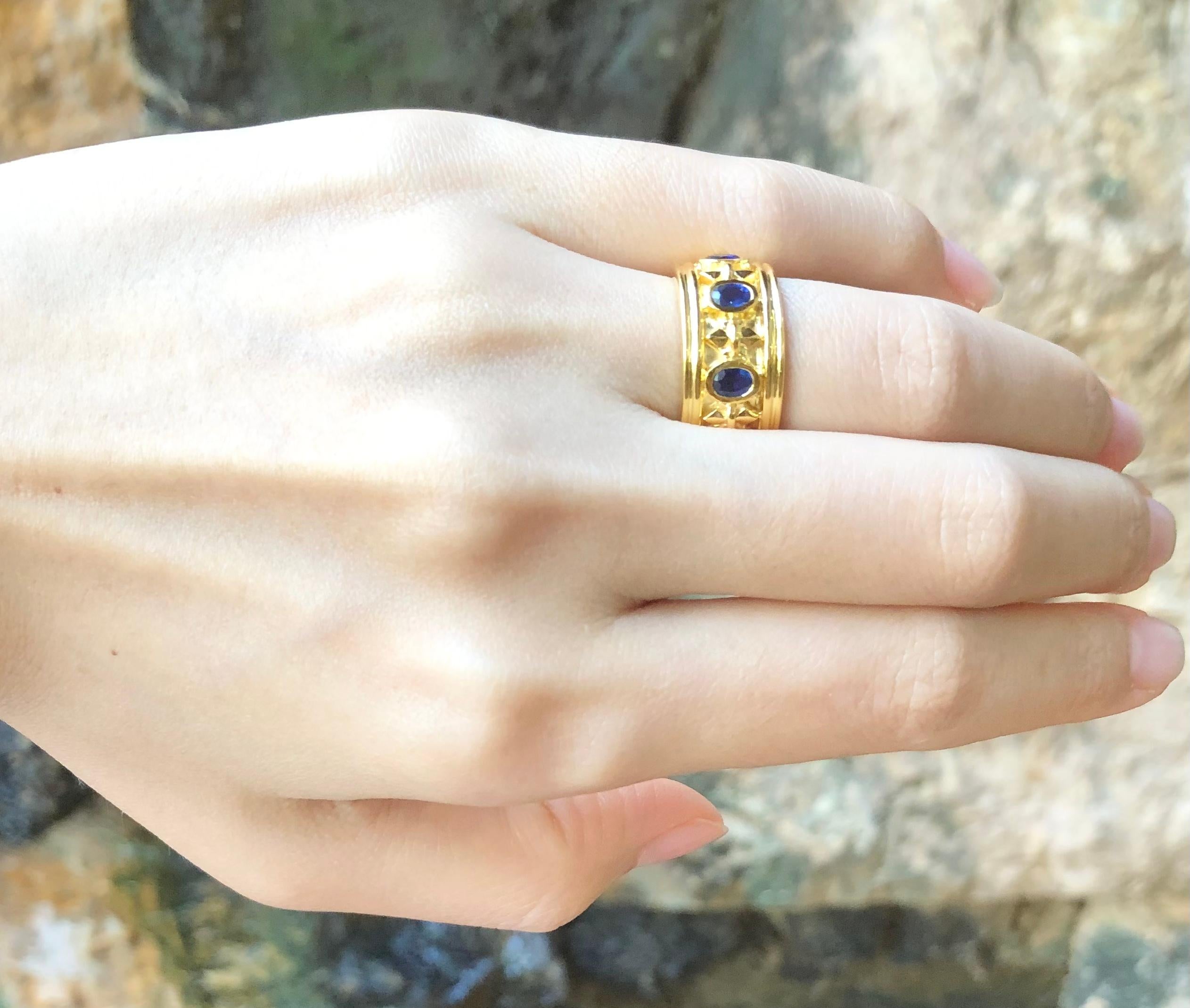 Women's or Men's Blue Sapphire Ring Set in 18 Karat Gold Settings For Sale