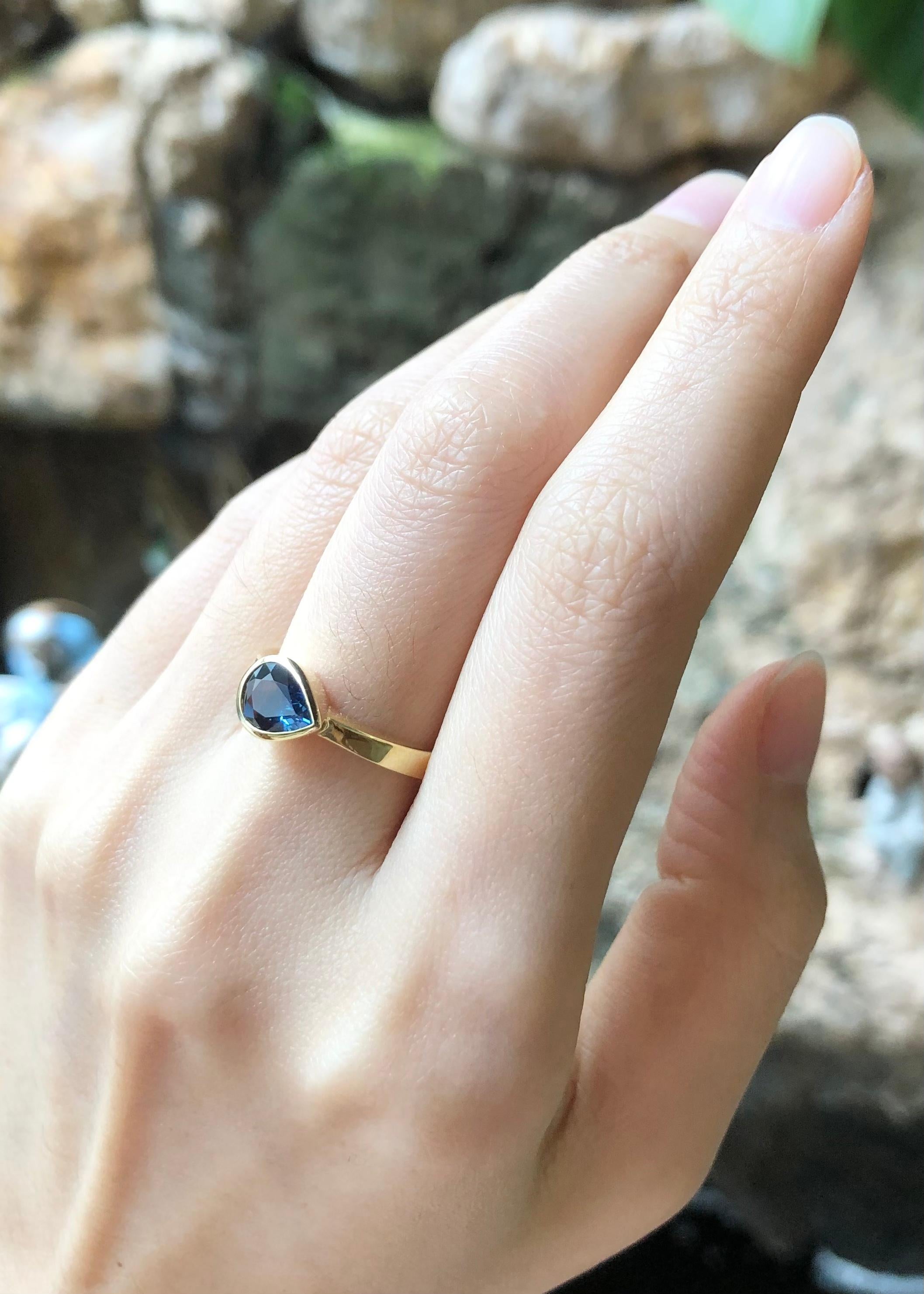 Women's or Men's Blue Sapphire Ring Set in 18 Karat Gold Settings For Sale