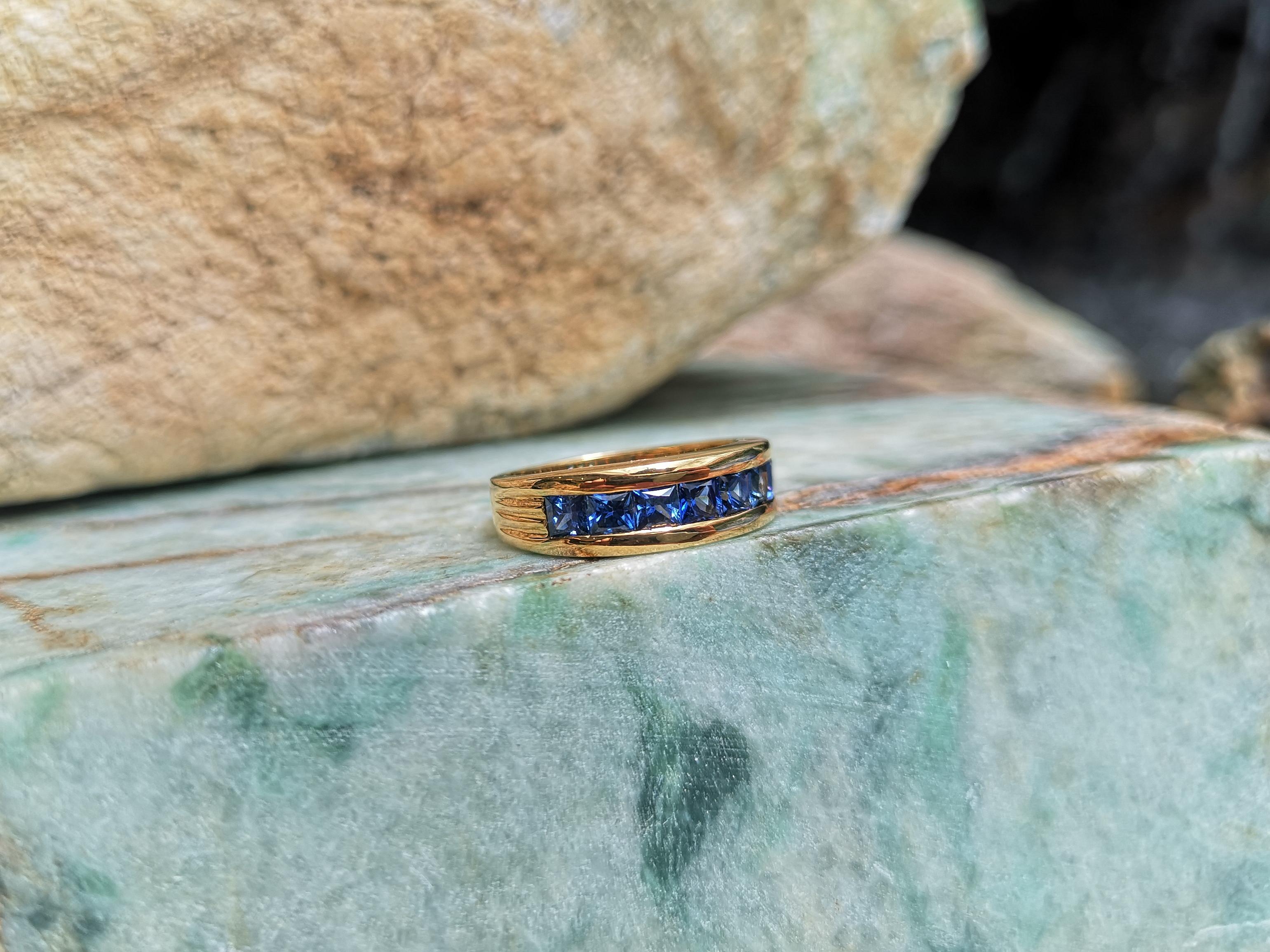 Blue Sapphire Ring Set in 18 Karat Gold Settings In New Condition For Sale In Bangkok, TH
