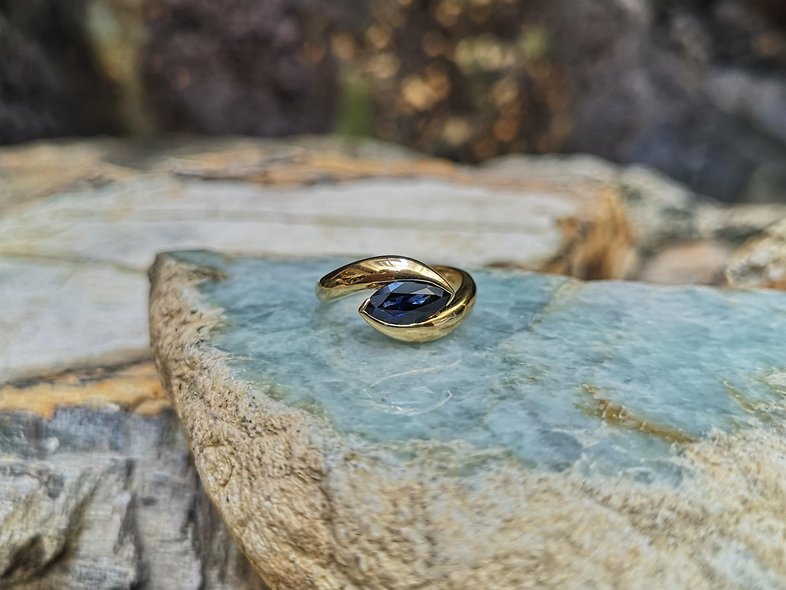 Blue Sapphire Ring Set in 18 Karat Gold Settings In New Condition For Sale In Bangkok, TH