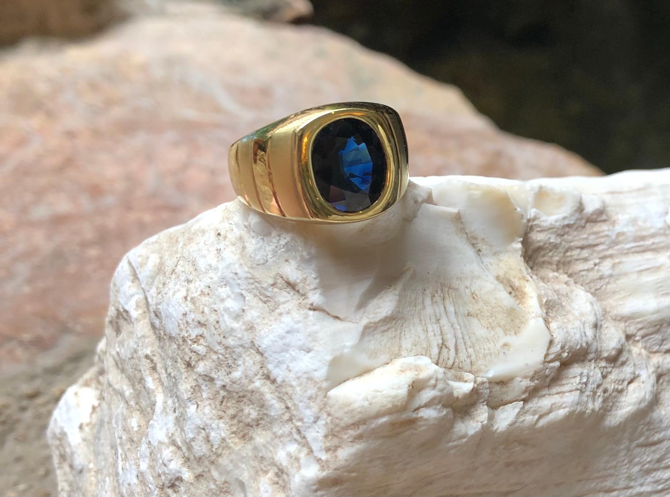 Women's or Men's Blue Sapphire Ring Set in 18 Karat Gold Settings For Sale