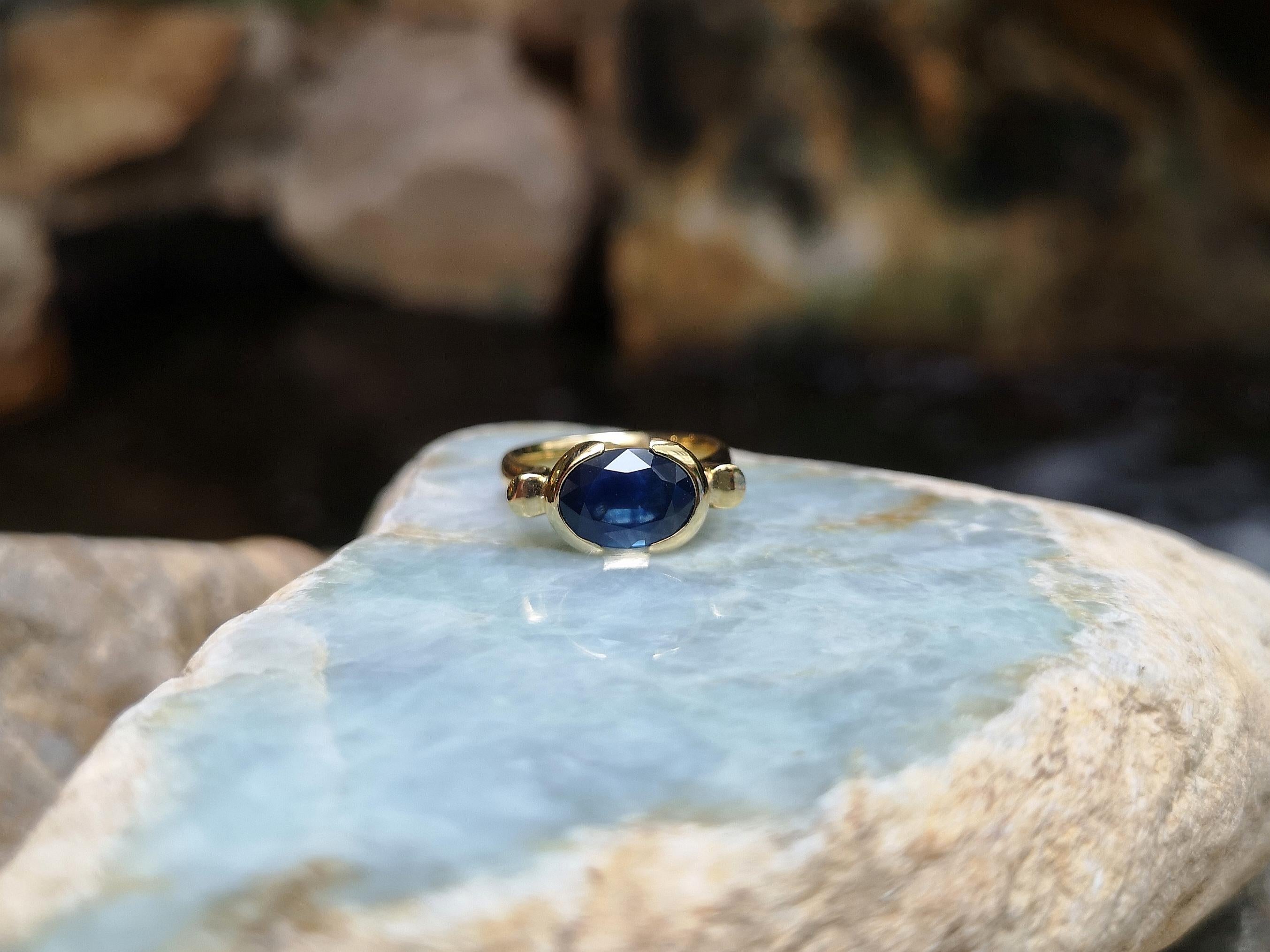 Women's Blue Sapphire Ring Set in 18 Karat Gold Settings For Sale