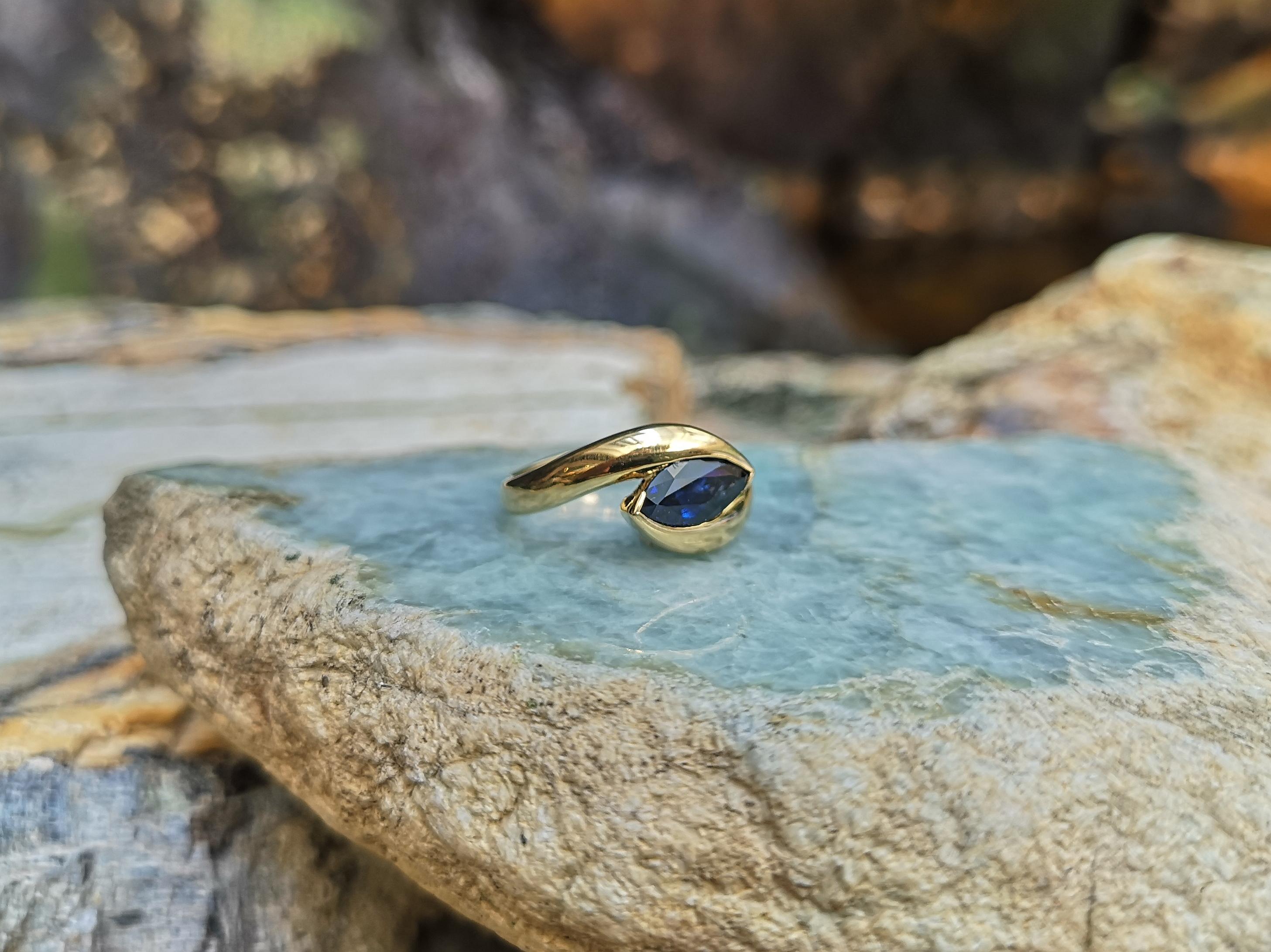 Women's Blue Sapphire Ring Set in 18 Karat Gold Settings For Sale