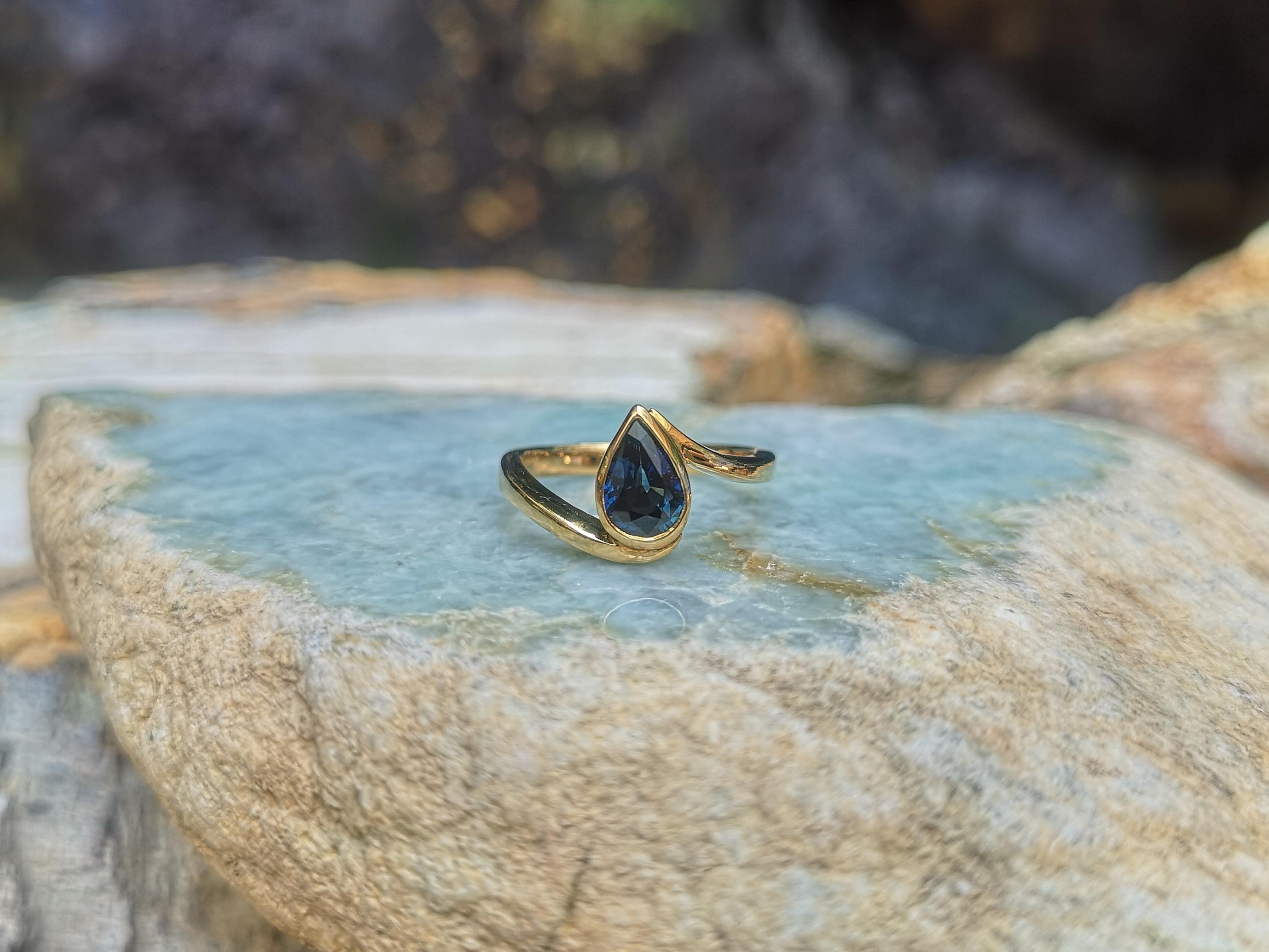 Blue Sapphire Ring Set in 18 Karat Gold Settings 3
