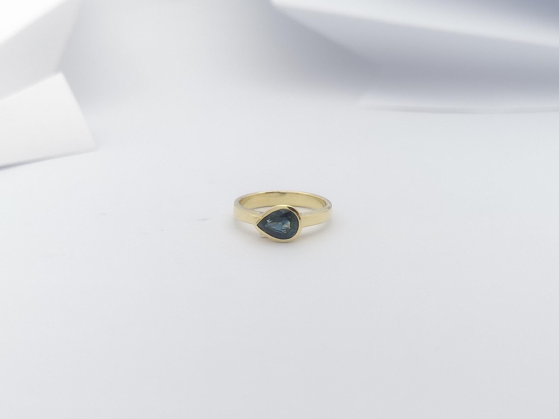 Blue Sapphire Ring Set in 18 Karat Gold Settings For Sale 2