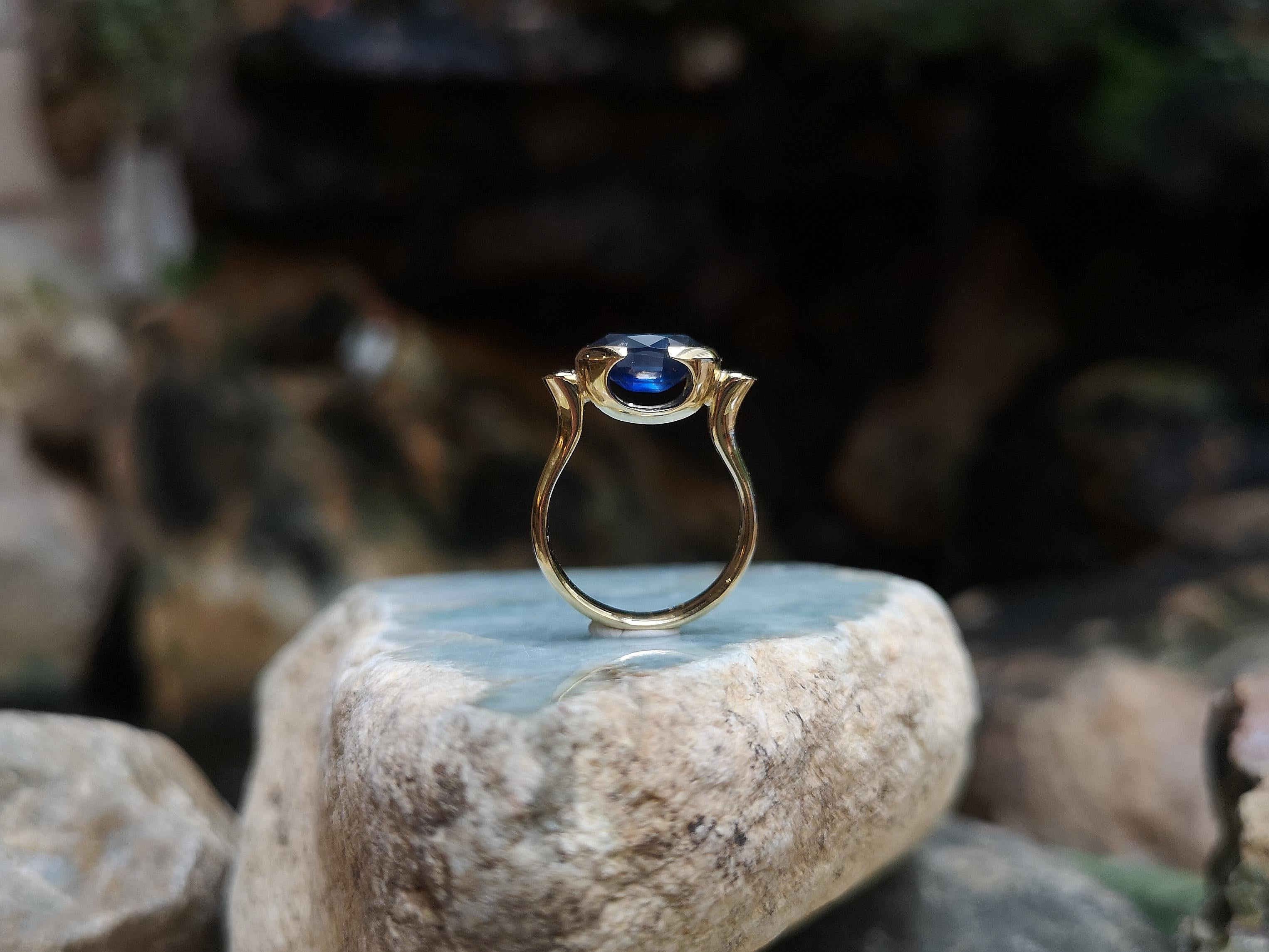 Blue Sapphire Ring Set in 18 Karat Gold Settings For Sale 1