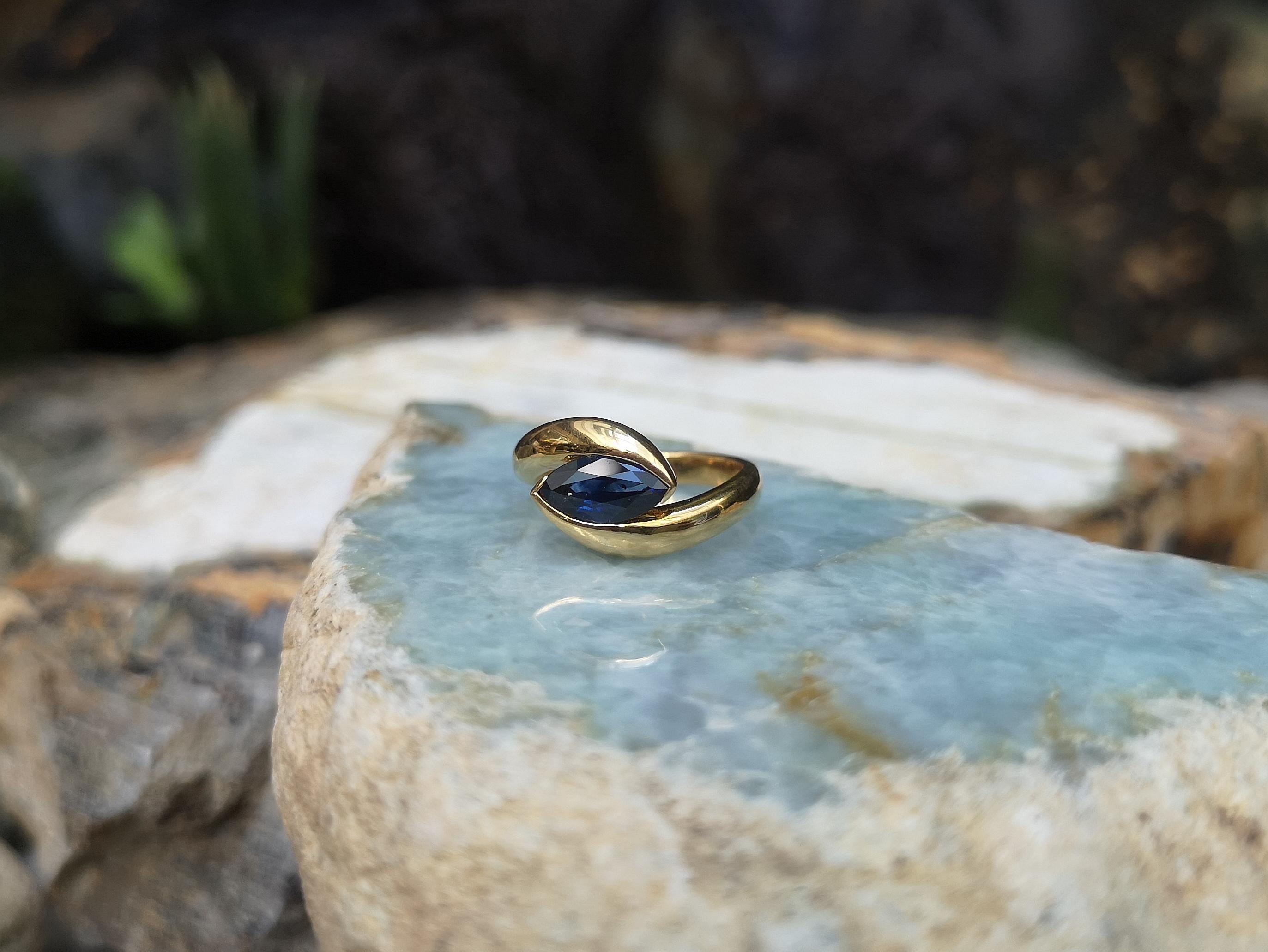 Blue Sapphire Ring Set in 18 Karat Gold Settings For Sale 1