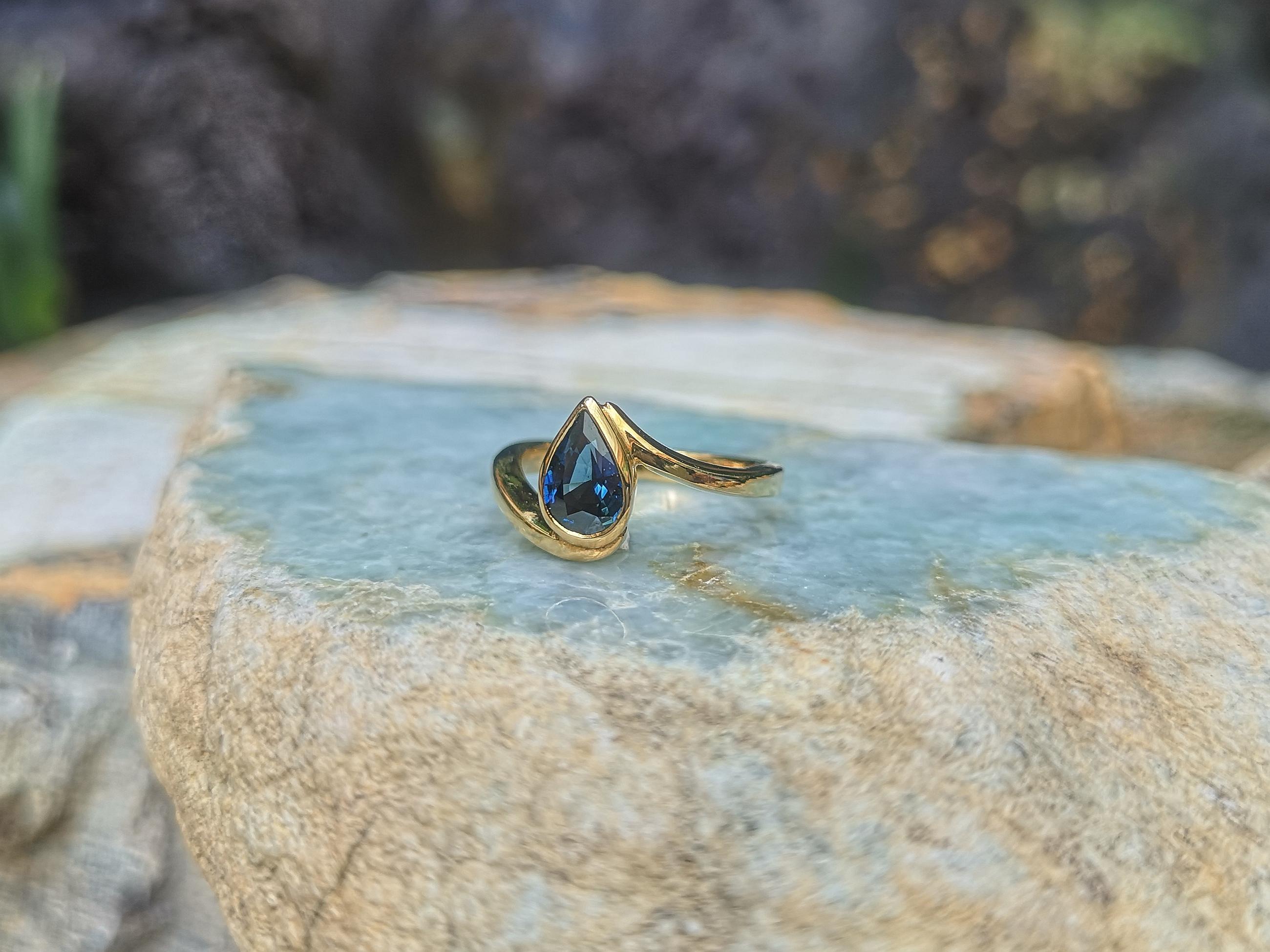 Blue Sapphire Ring Set in 18 Karat Gold Settings 4
