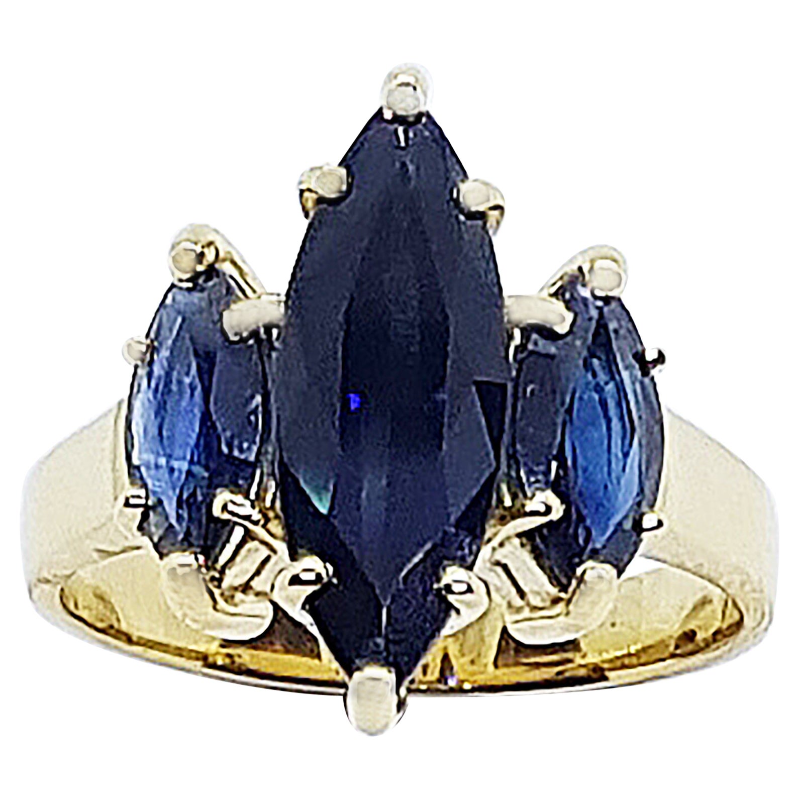 Anello con zaffiro blu e montatura in oro 18 carati