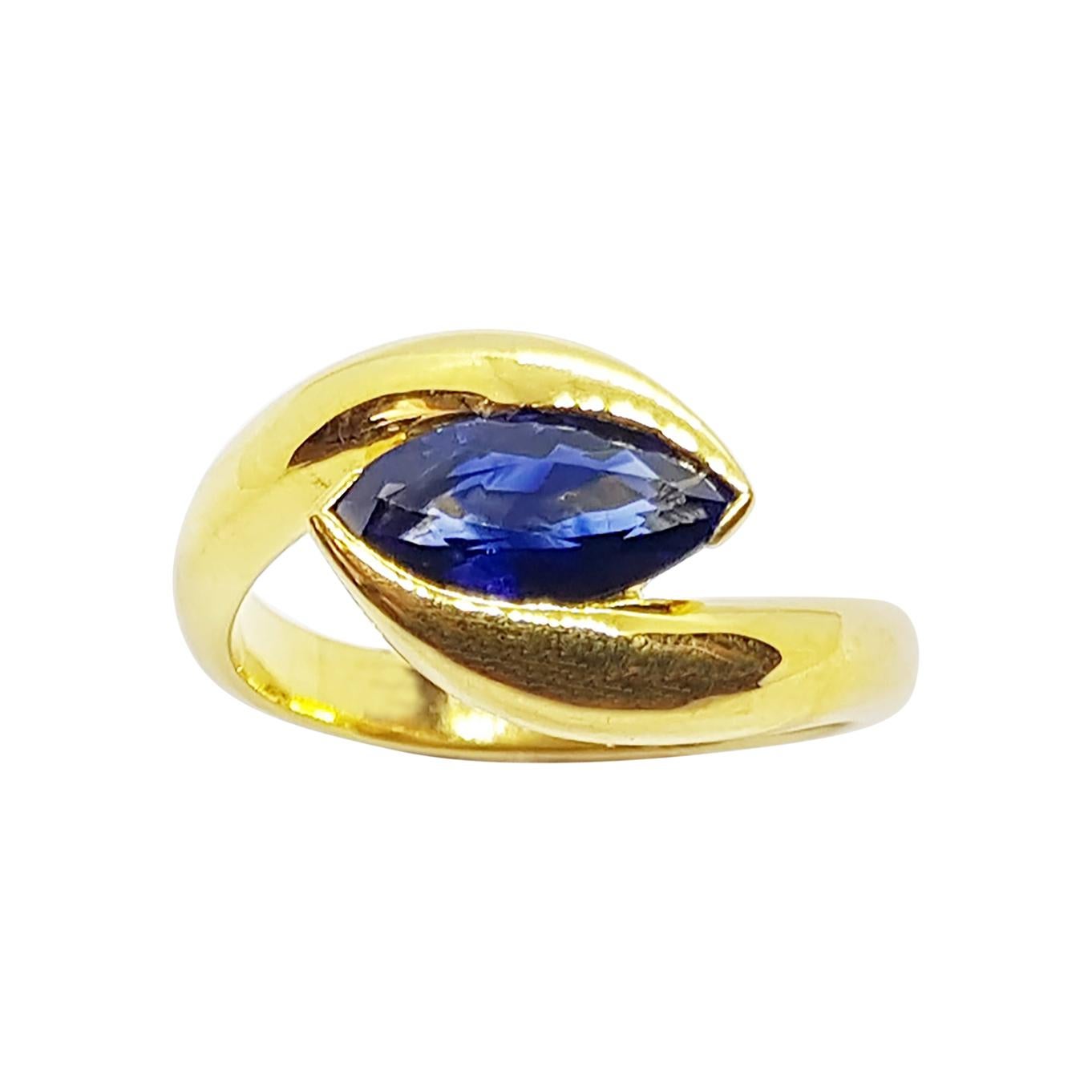 Blue Sapphire Ring Set in 18 Karat Gold Settings For Sale at 1stDibs