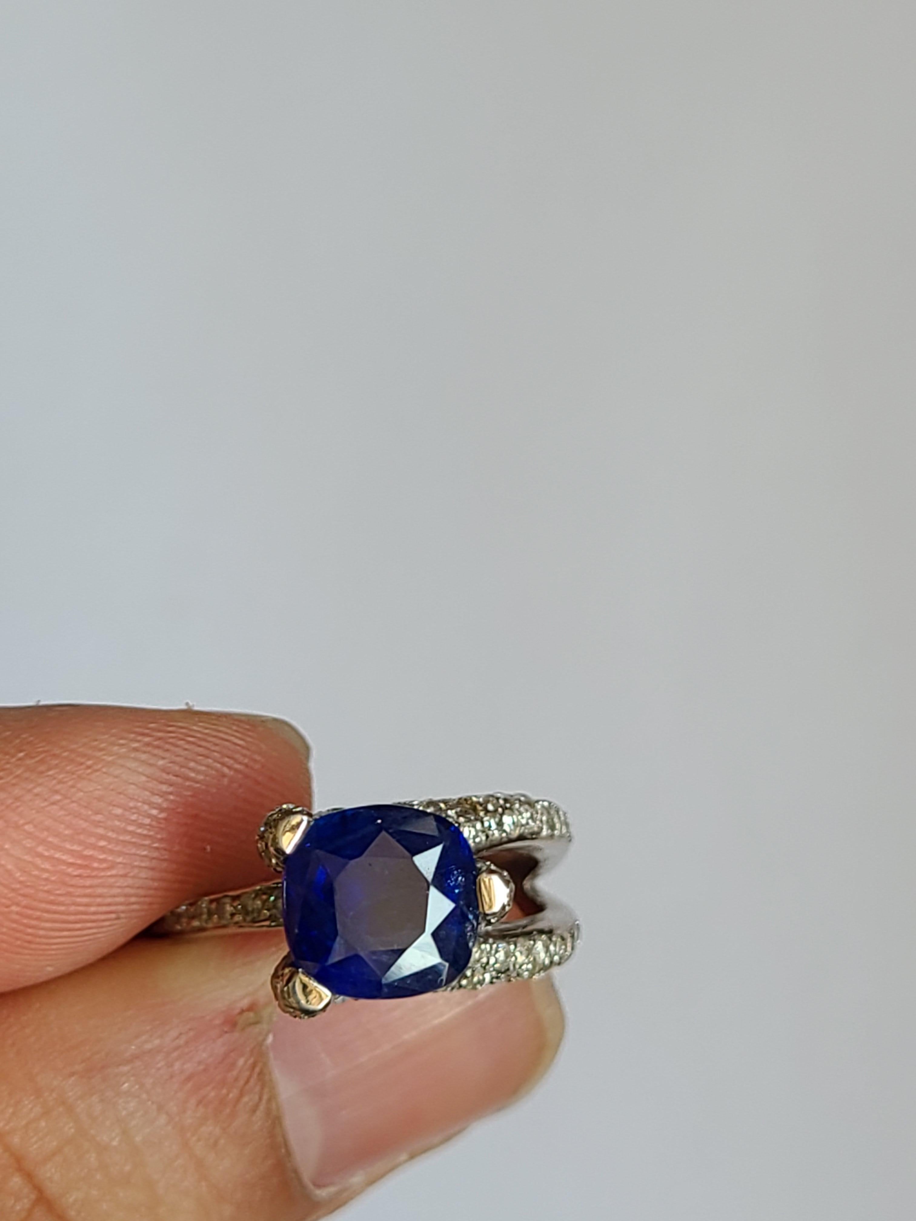 A modern and chic blue sapphire ring set in 18k gold with diamonds. The weight of the sapphire is 2.92 carats and diamond weight is .81 carats . The ring dimensions in cm .9 x 2 x 2.6 (L X W X H). US Size 6 1/2.