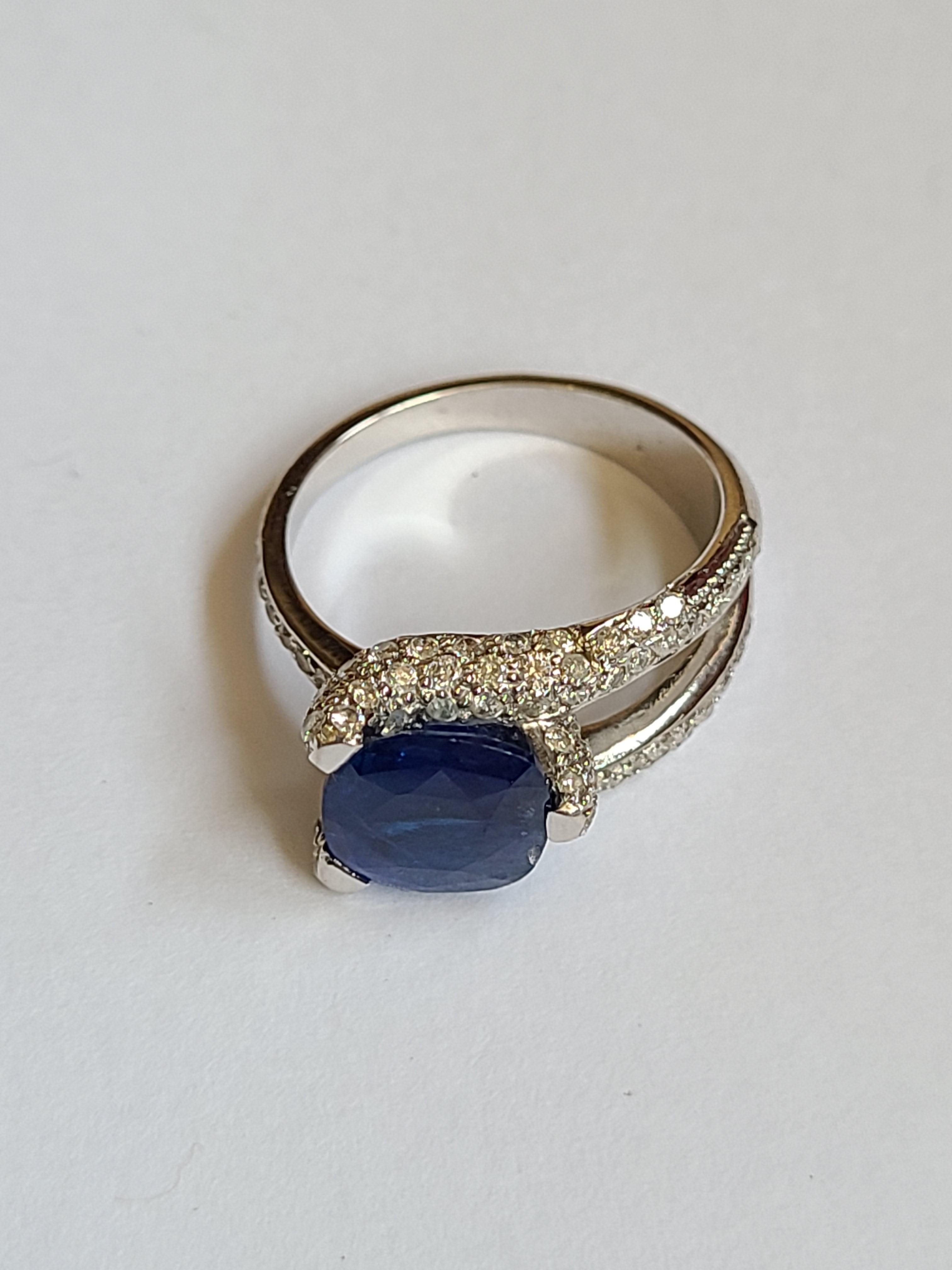 Ring mit blauem Saphir aus 18 Karat Gold mit Diamanten (Kissenschliff)