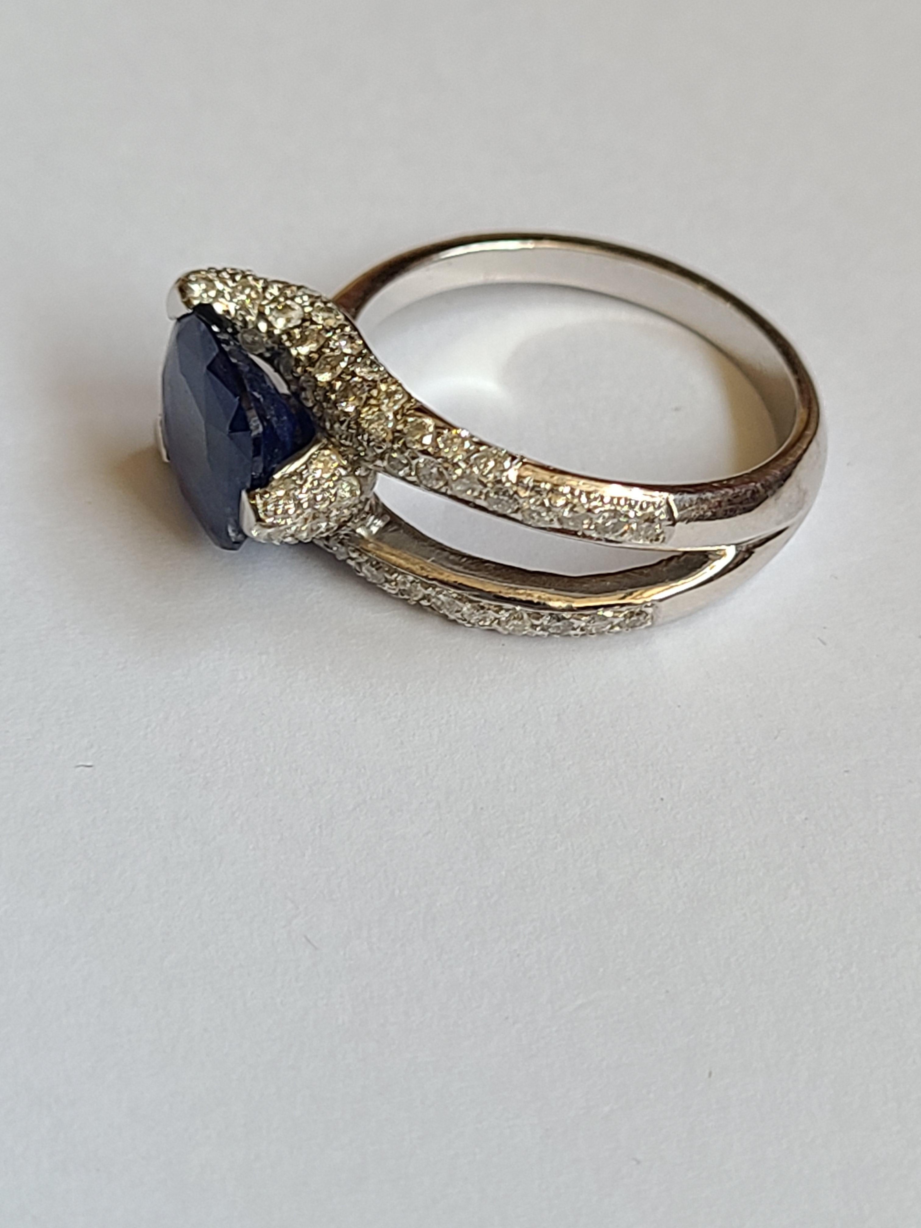 Blue Sapphire Ring Set in 18 Karat Gold with Diamonds In New Condition In Hong Kong, HK